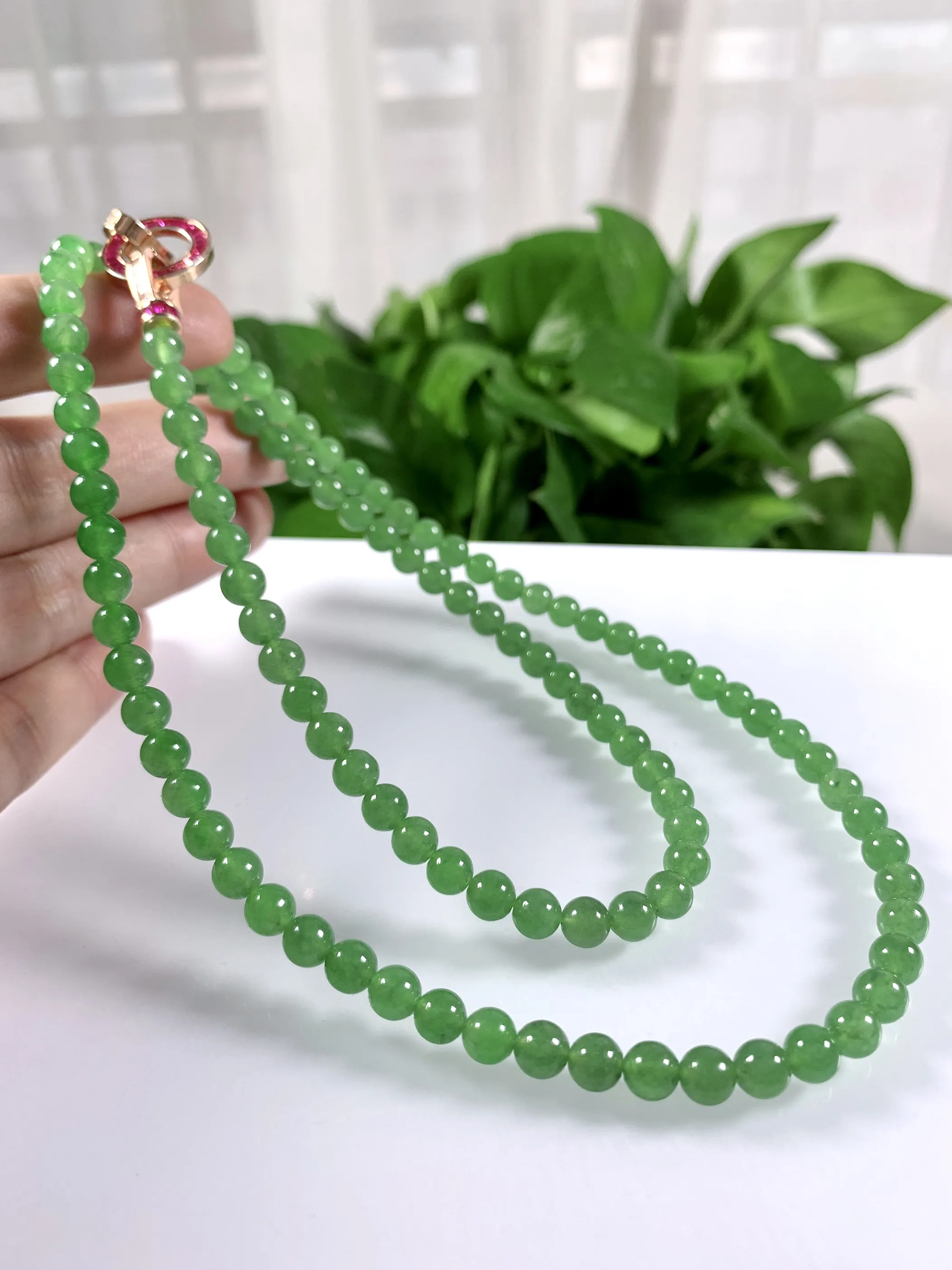 收藏级别，缅甸天然翡翠A货，高冰阳绿冰绿圆珠项链，尺寸：6.2mm/108颗，长度660mm，重量：45.79g