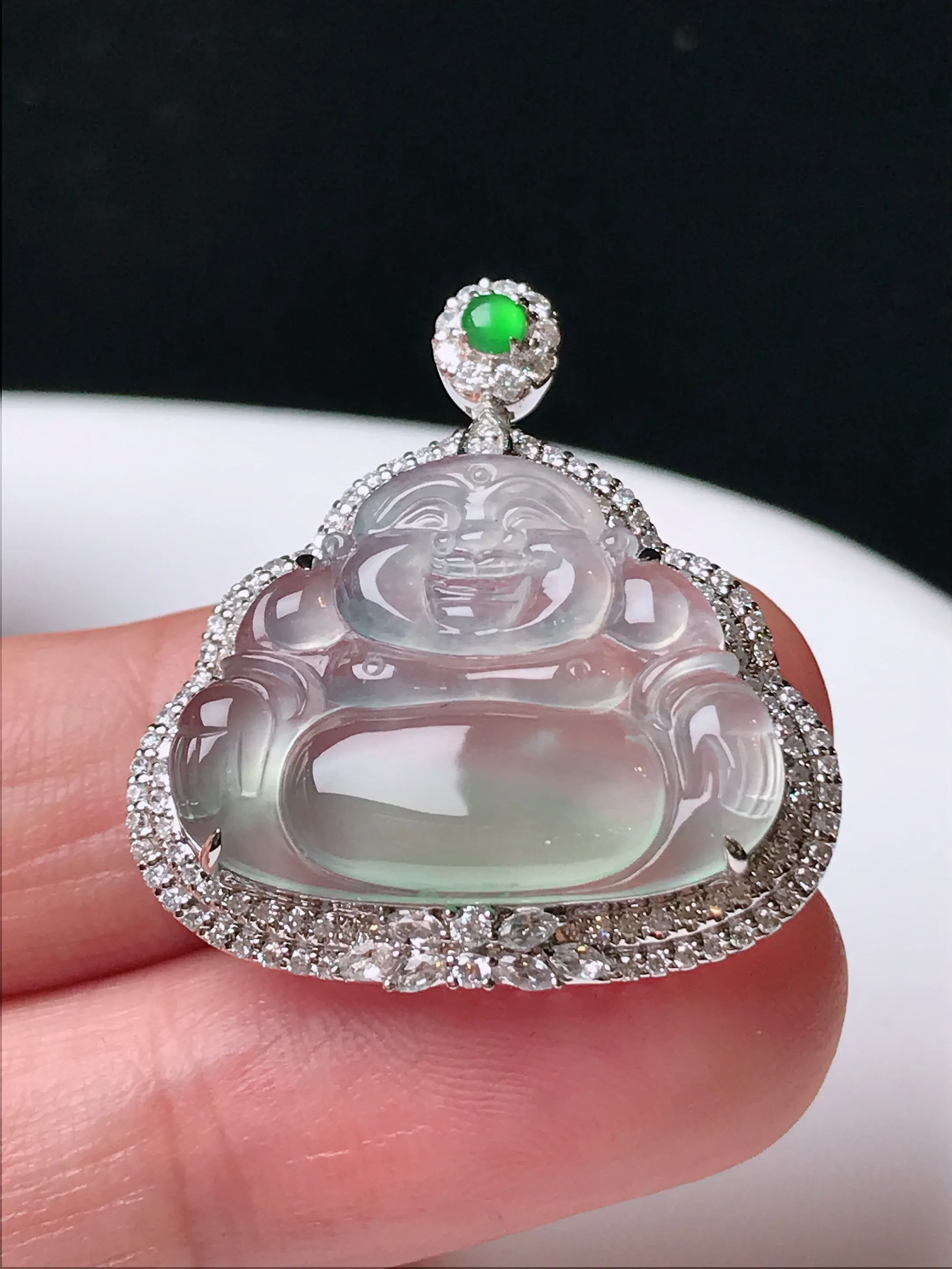 严选推荐 佛公，老坑高冰种飘花佛公挂件，18k金钻镶嵌，雕工精细，线条流畅，品相出众。种水很好，盈润通透，晶体结构致密，起强玻璃光泽。颜色清爽干净，色泽纯正，美感十足。收藏传承级佳品，高性价比，值得入手，裸石尺寸约16.9-22.7毫米（背面一刀切）