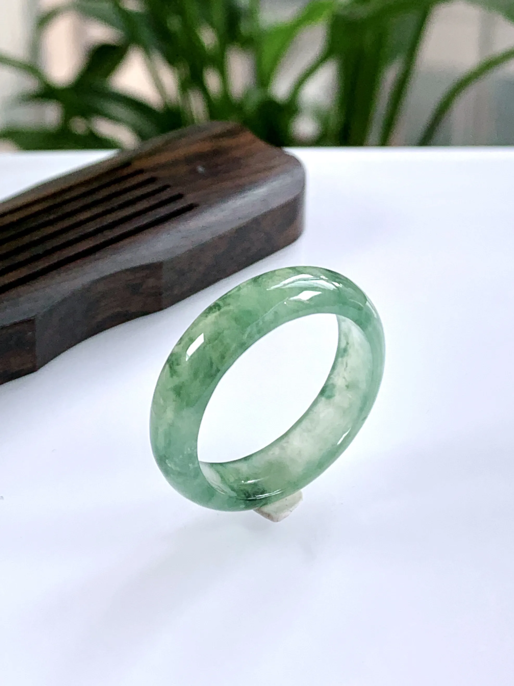 缅甸天然翡翠A货，冰种起胶飘花指环戒指，尺寸：圈口内径20.2mm=24号，宽厚6.2/2.8mm，重量：3.44g