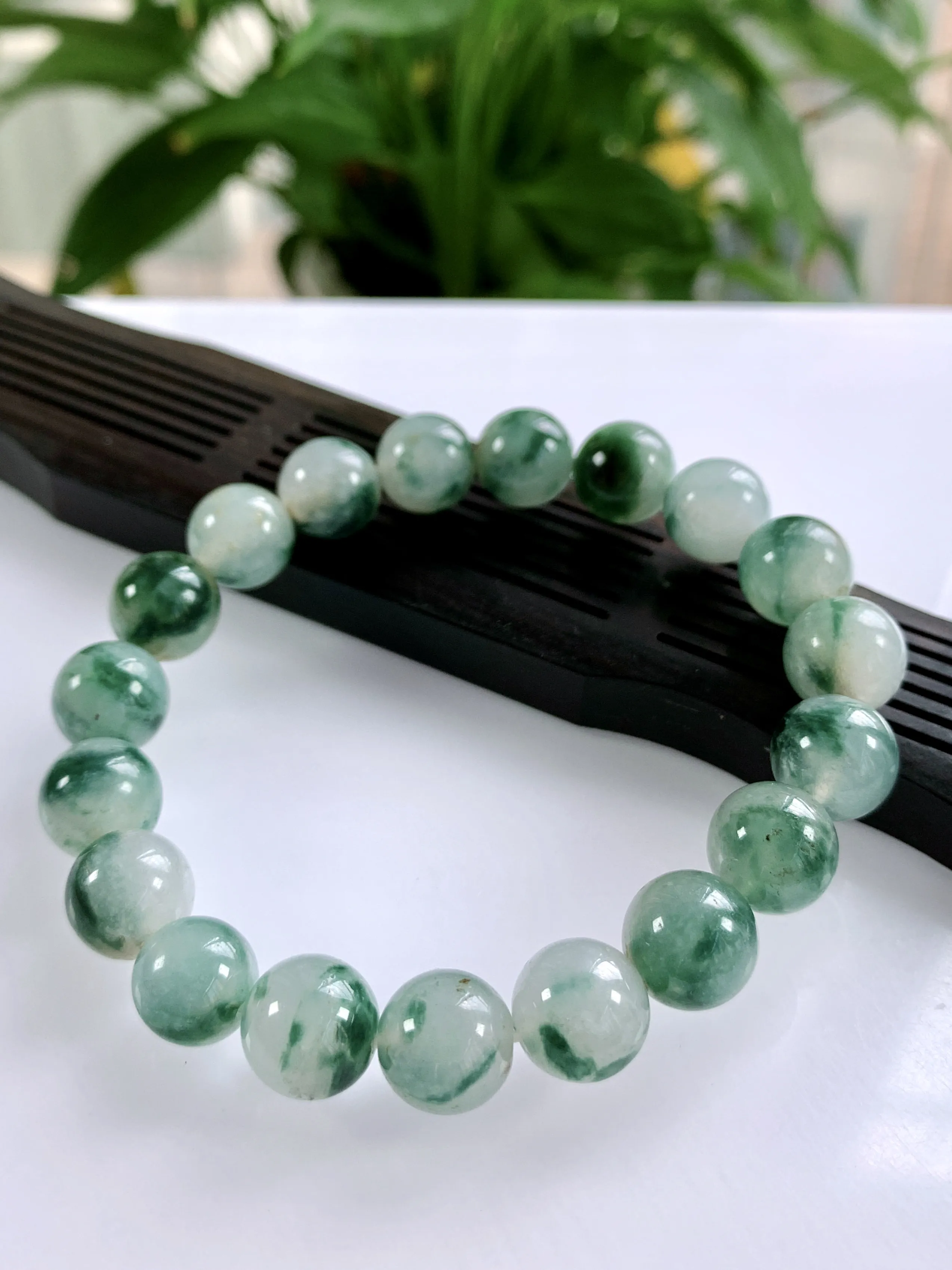 缅甸天然翡翠A货，冰种起胶飘花圆珠手串手链，尺寸：10.2mm/19颗，重量：33.90g，温馨提示：珠子个别有天然砂眼，不影响佩戴效果，介意的翠友慎拍，谢谢！