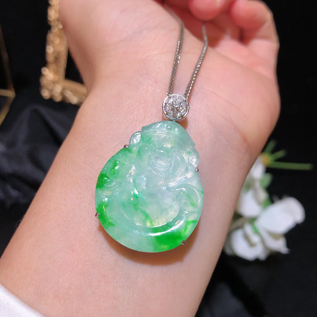 翡翠冰飘绿财神爷吊坠 雕工精细 颜色鲜艳 飘绿惹眼