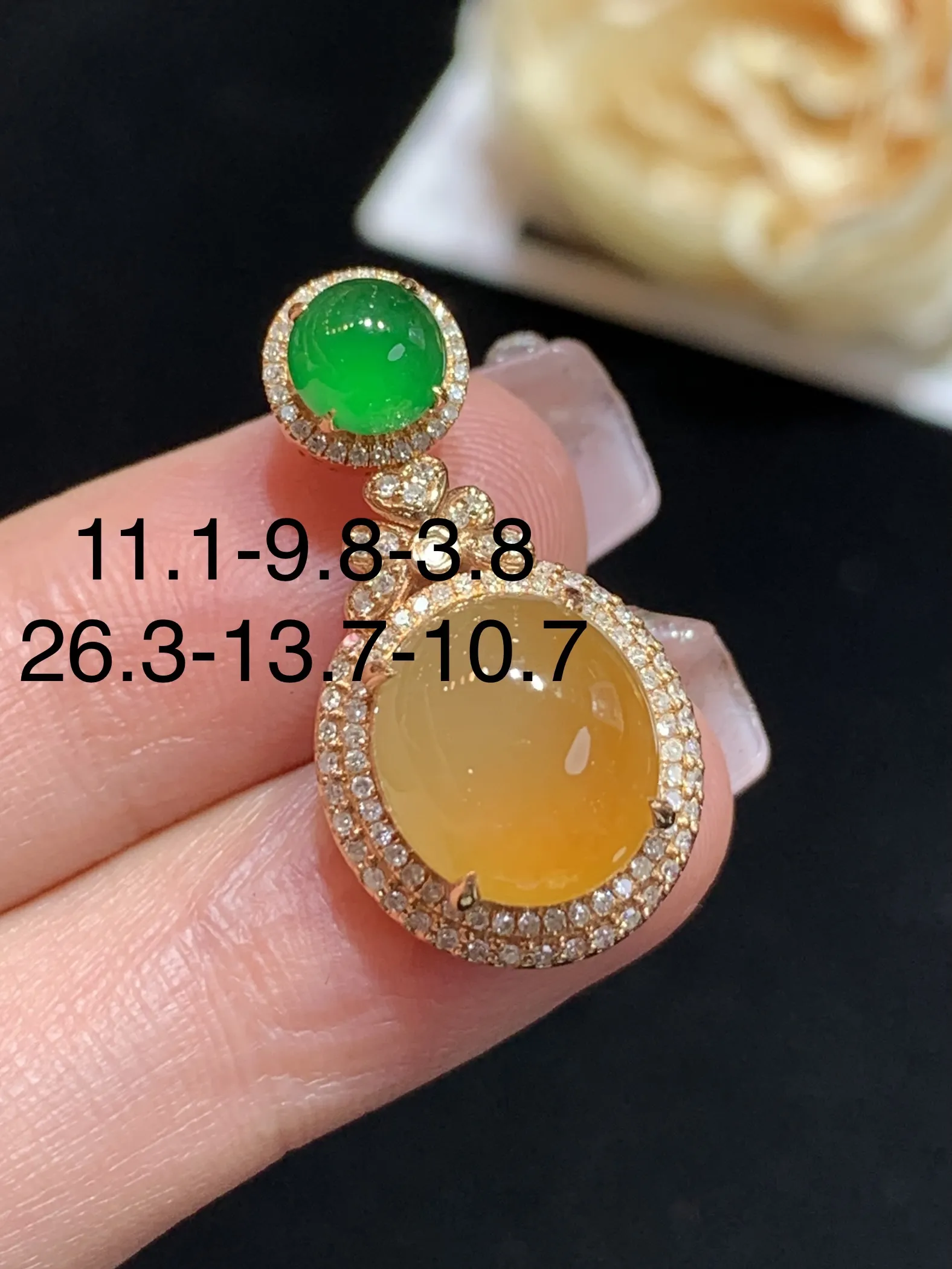 冰黄翡蛋面吊坠，18k金伴钻，颜色靓丽，水润，形状饱满，点缀满绿危地马拉小蛋面，整体规格：26.3-13.7-10.7
