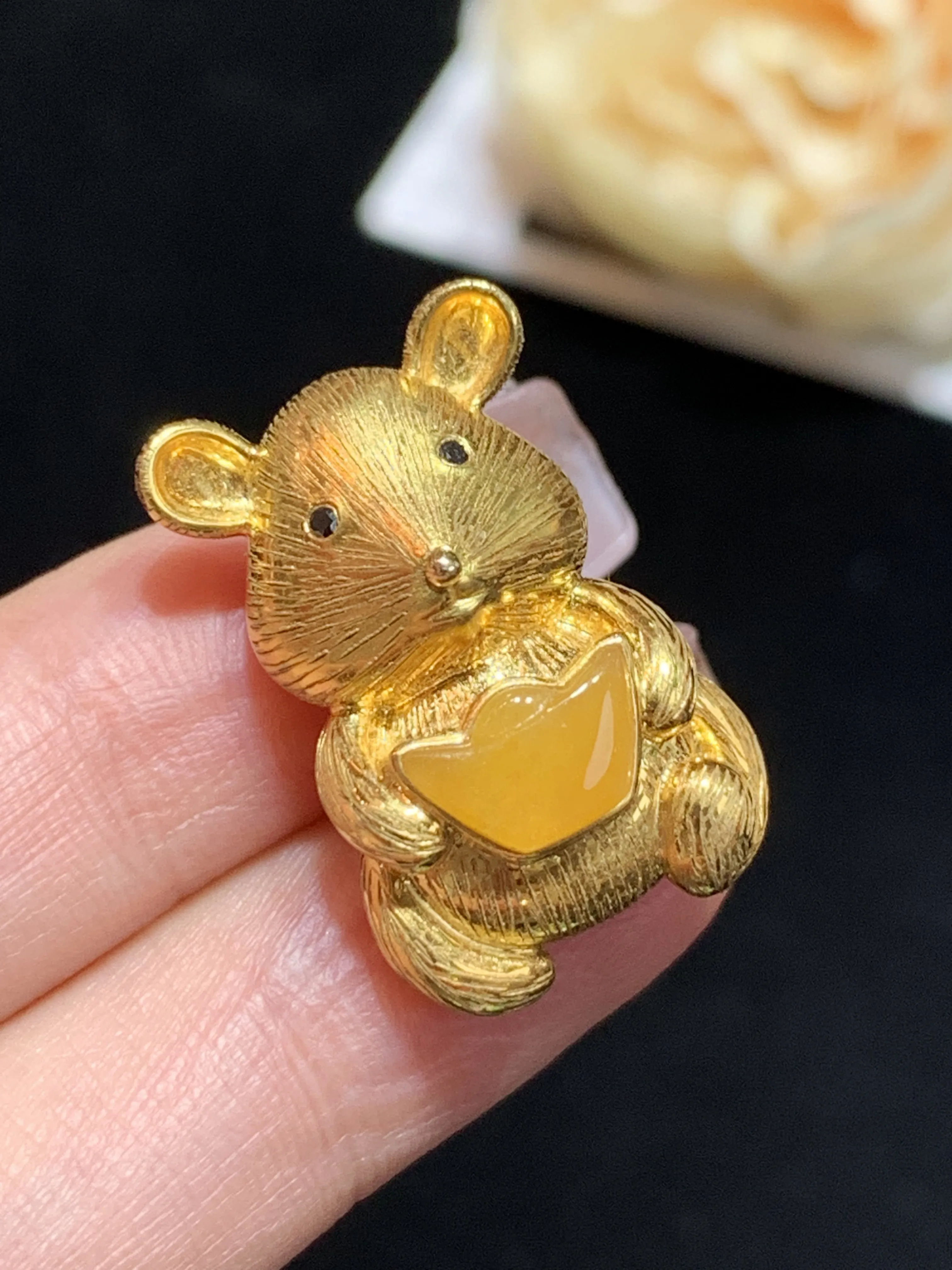 黄翡金元宝设计款“招财鼠”吊坠，18k金镶嵌，颜色靓丽，招财进宝，整体规格：24.2-15.7-8.9