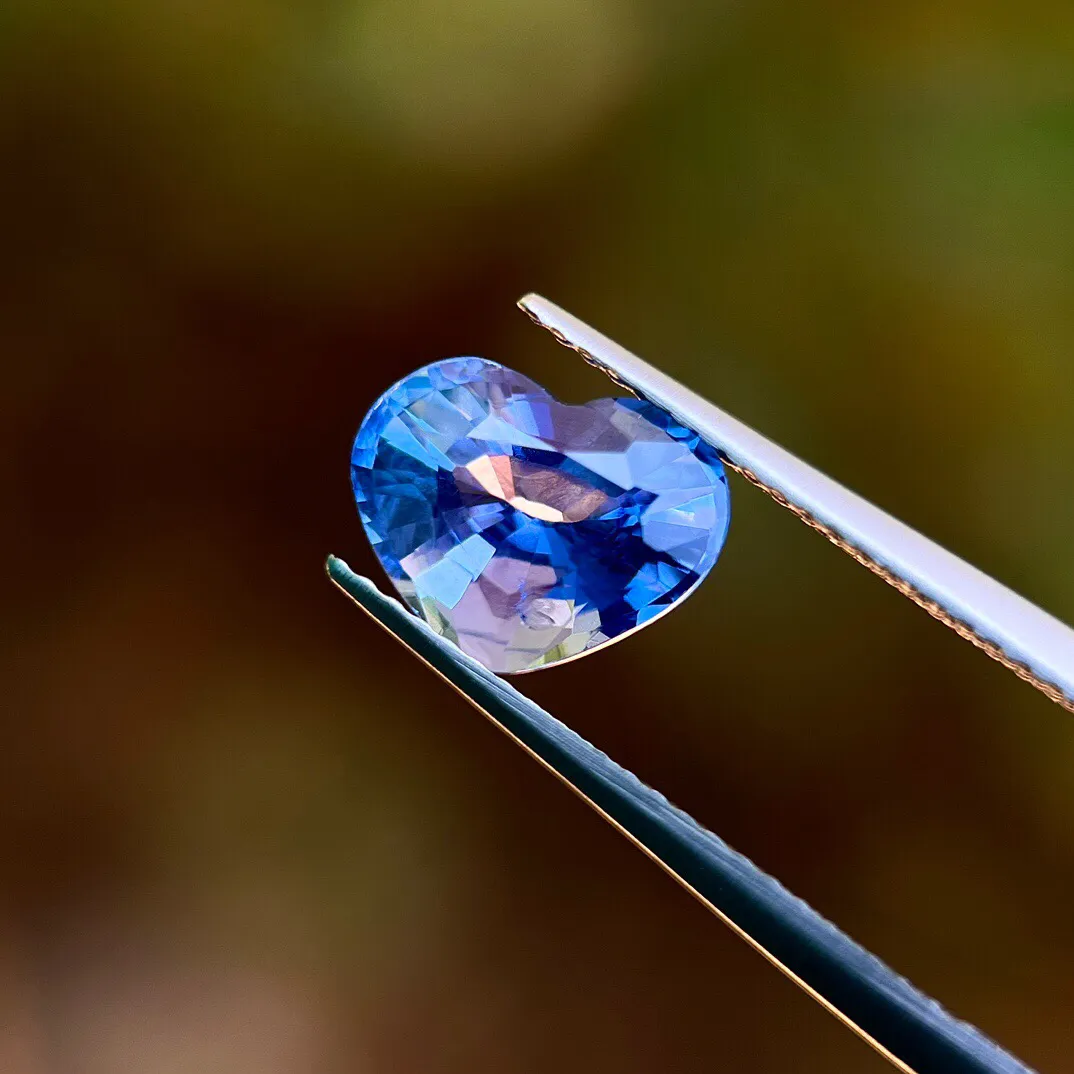 3.08克拉AIGS天然无烧矢车菊蓝宝石裸石，斯里兰卡，9.75×7.62×5.39mm，火彩好，晶体通透