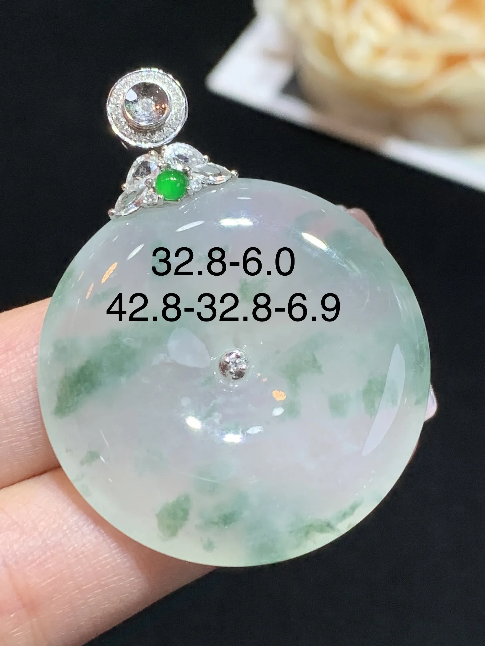 冰飘绿花平安扣吊坠，18k金伴钻镶嵌白色蓝宝石，颜色清爽，水润，点缀满绿危地马拉小蛋面，佩戴优雅，整体规格：42.8-32.8-6.9