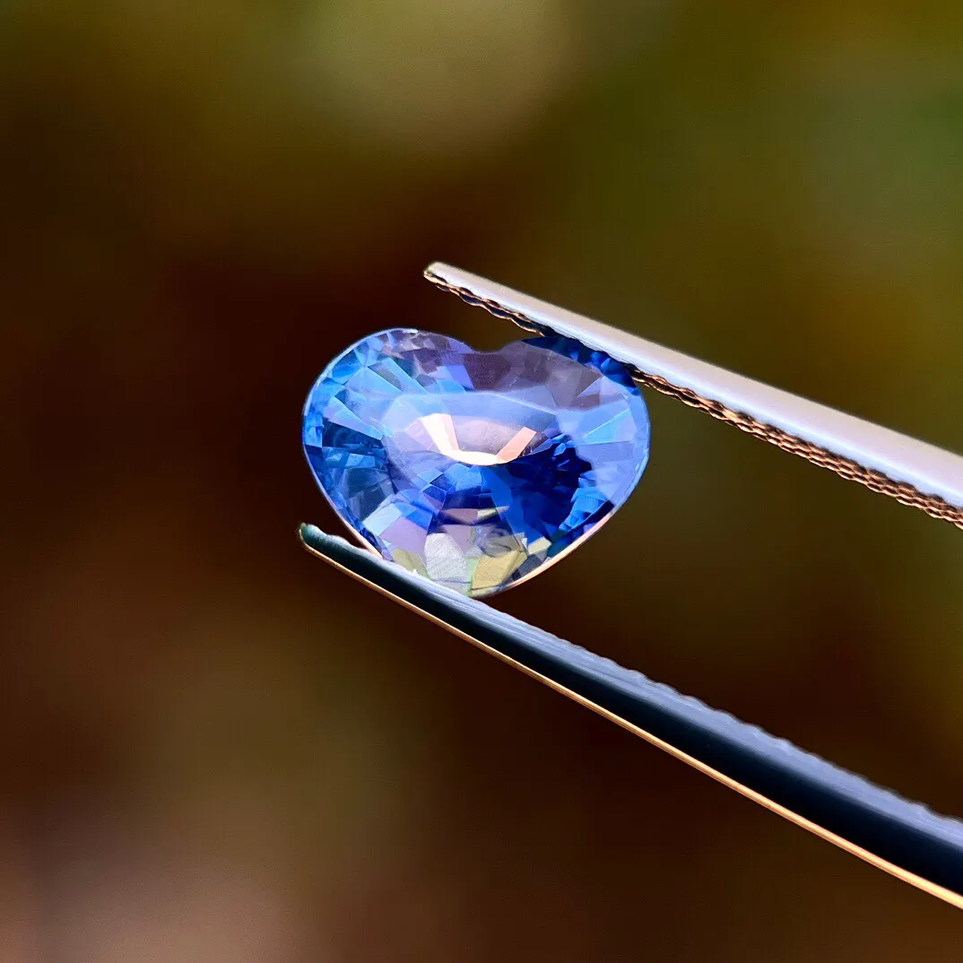 3.08克拉AIGS天然无烧矢车菊蓝宝石裸石，斯里兰卡，9.75×7.62×5.39mm，火彩好，晶体通透