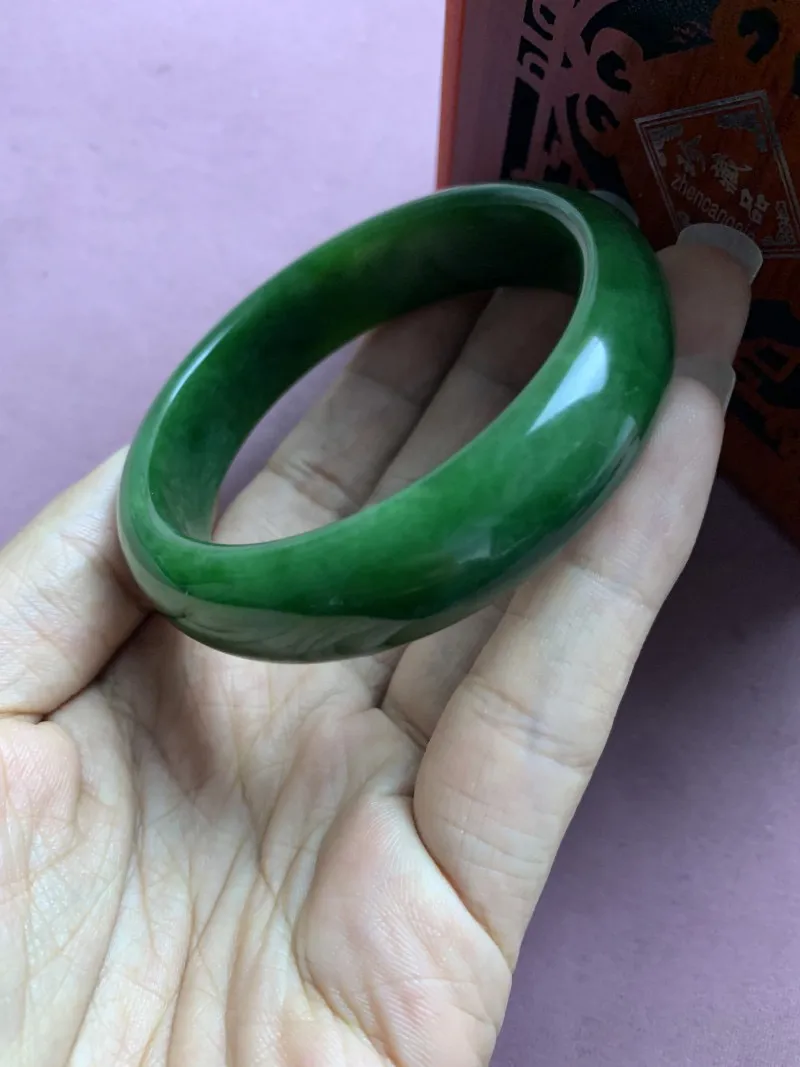 和田玉58圈口碧玉菠菜绿手镯，圈口58宽16.5厚16.3重68.6克！满绿色，玉质细腻油润 底色纯净 脂粉好，品质好