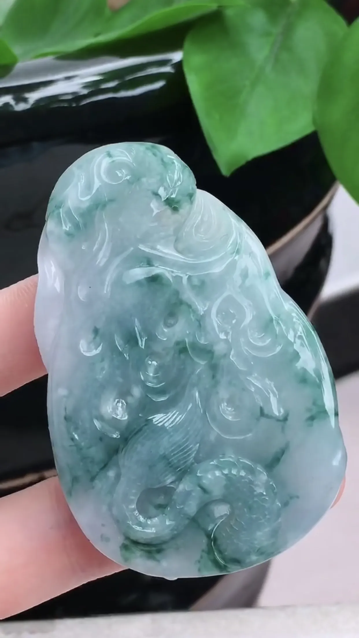 缅甸玉天然翡翠A货 老坑起胶冰润飘花霸气龙牌吊坠，生肖龙挂件，龙腾盛世，生意兴隆，雕工精细，大件厚装霸气，送礼佩戴佳品，尺寸：66.4×43.2×11mm   y55.62