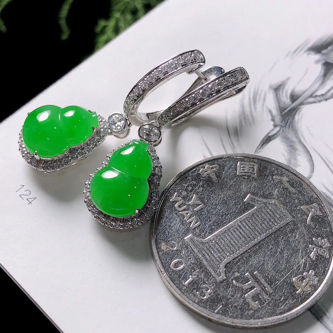 【宝贝】天然翡翠冰润阳绿葫芦耳坠
【尺寸】长度31  裸石11*8*2（㎜）
【描述】冰种，阳绿，玉质温润，颜色鲜艳，18K金镶嵌，无纹裂