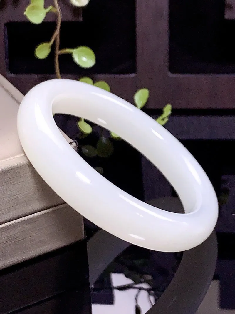 羊脂白玉！和田玉57.5圈口羊脂白玉手镯，圈口57.5宽13厚9.7重60.5克！玉质细腻油润 底色纯净 脂粉好，品质好