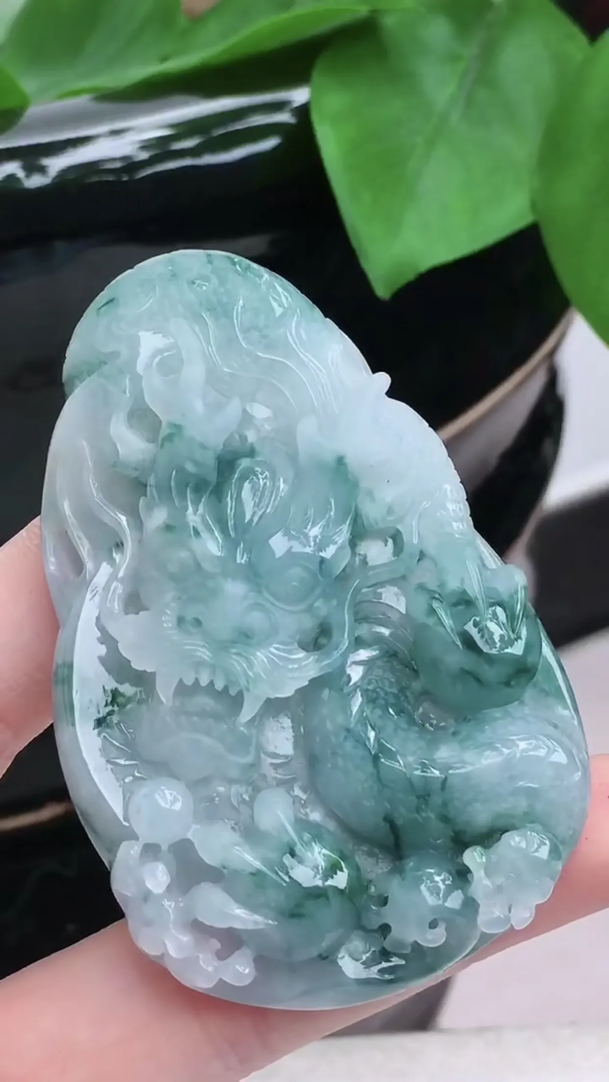 缅甸玉天然翡翠A货 老坑起胶冰润飘花霸气龙牌吊坠，生肖龙挂件，龙腾盛世，生意兴隆，雕工精细，大件厚装霸气，送礼佩戴佳品，尺寸：66.4×43.2×11mm   y55.62