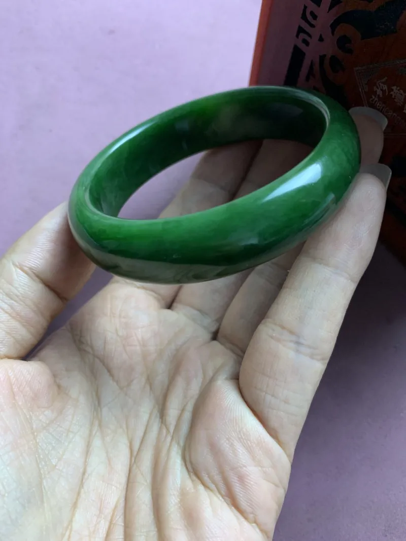 和田玉58圈口碧玉菠菜绿手镯，圈口58宽16.5厚16.3重68.6克！满绿色，玉质细腻油润 底色纯净 脂粉好，品质好