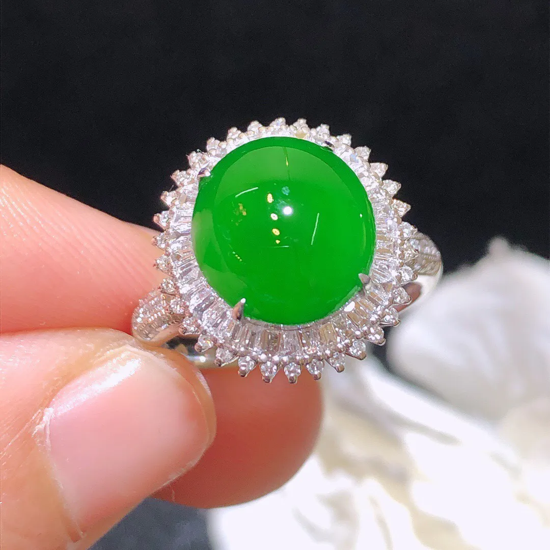 翡翠冰绿蛋面戒指 雕工精细 颜色鲜艳 飘绿惹眼