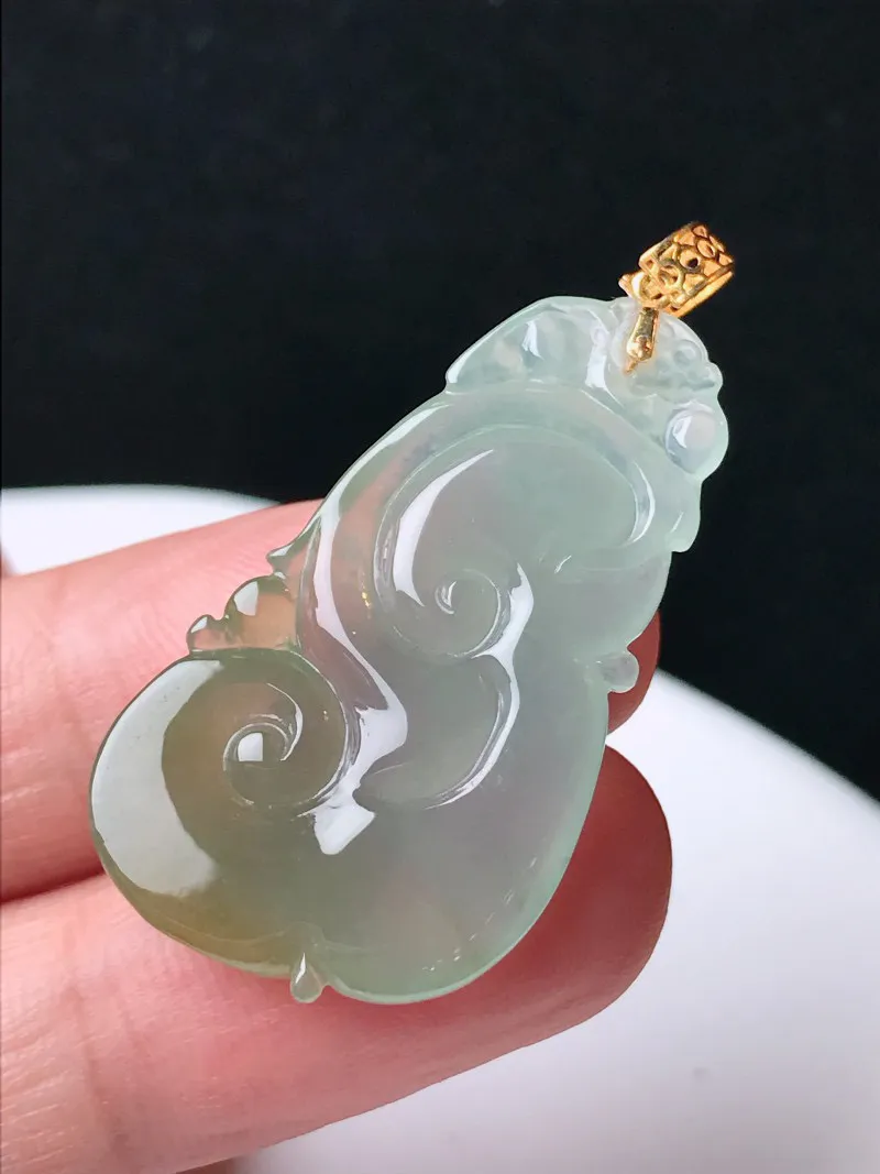 严选推荐万事如意，老坑冰种飘黄翡翠如意挂件，18k金镶嵌，品相佳，佩戴效果出众，尽显气质。种水上乘，晶莹剔透，起强玻璃光泽。高性价比，高收藏价值，值得入手。裸石尺寸约33.4-19.3-6.6毫米