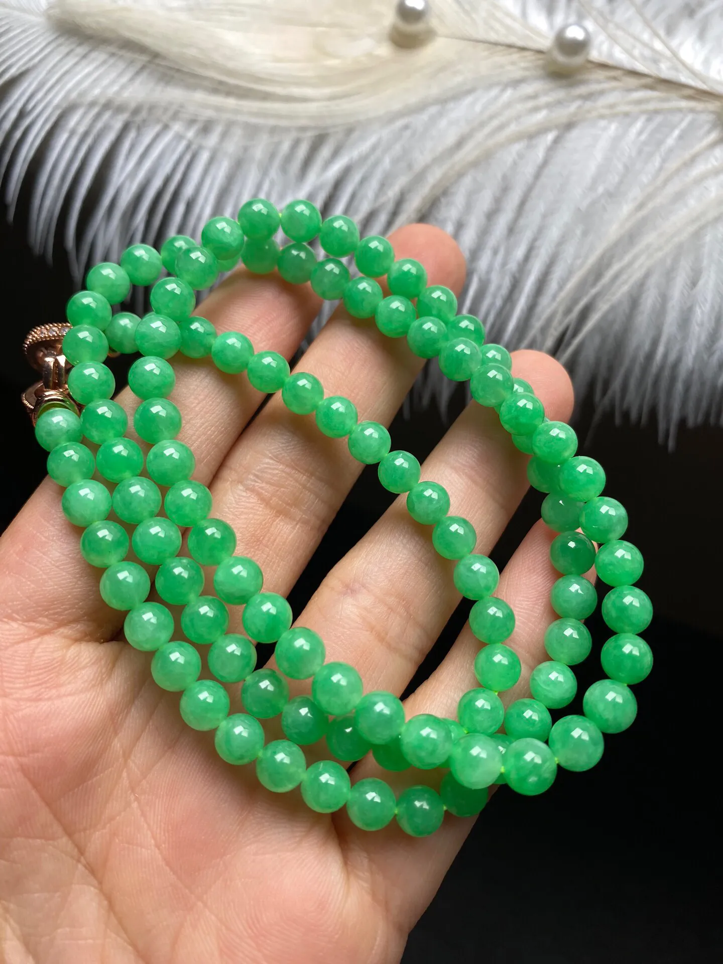 稀有缅甸正阳绿长珠链，种好水润细腻光泽，共100颗珠径5.5-6mm，底子干净温润，颜色超阳的，上身效果高贵优雅，这是可以收藏和传承的品质，性价比很不错的