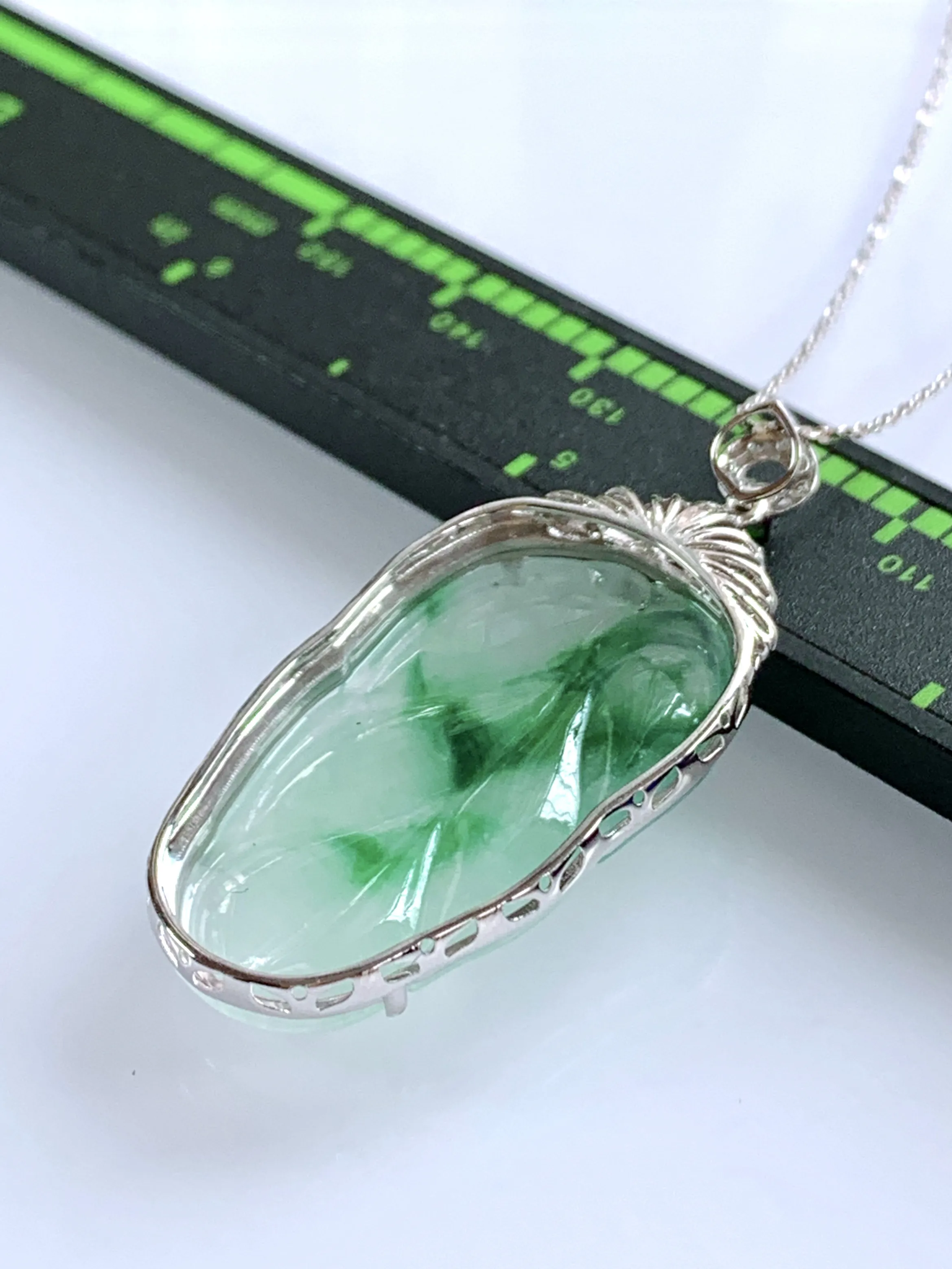 缅甸天然翡翠A货，18K金伴钻镶嵌冰种起胶飘绿金枝玉叶吊坠挂件，尺寸：整体41.6/19.6/6.3mm，祼石30.2/17.6mm重量：4.32g