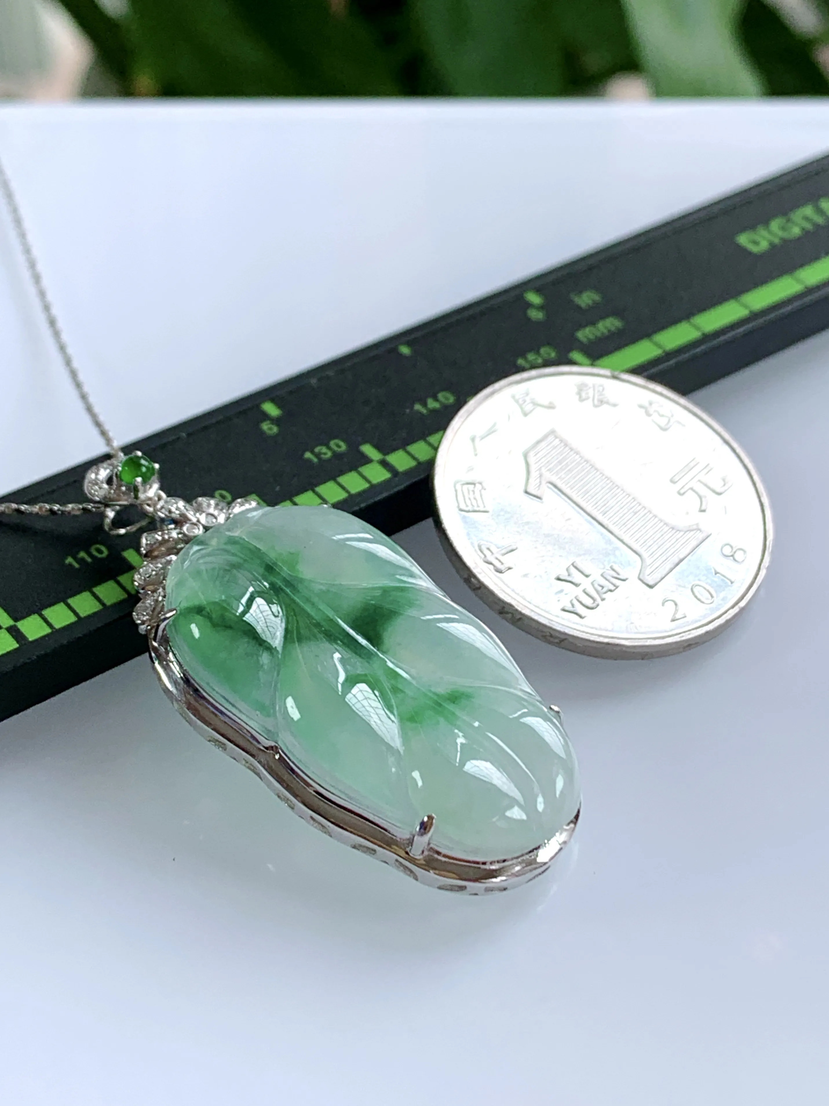 缅甸天然翡翠A货，18K金伴钻镶嵌冰种起胶飘绿金枝玉叶吊坠挂件，尺寸：整体41.6/19.6/6.3mm，祼石30.2/17.6mm重量：4.32g