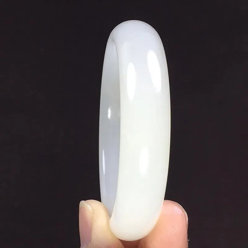 羊脂白玉宽版，和田玉56.5圈口羊脂白玉宽版手镯，圈口56.5宽15厚9.1重73克！白度一级，玉质细腻油润 底色纯净 脂粉好，品质好