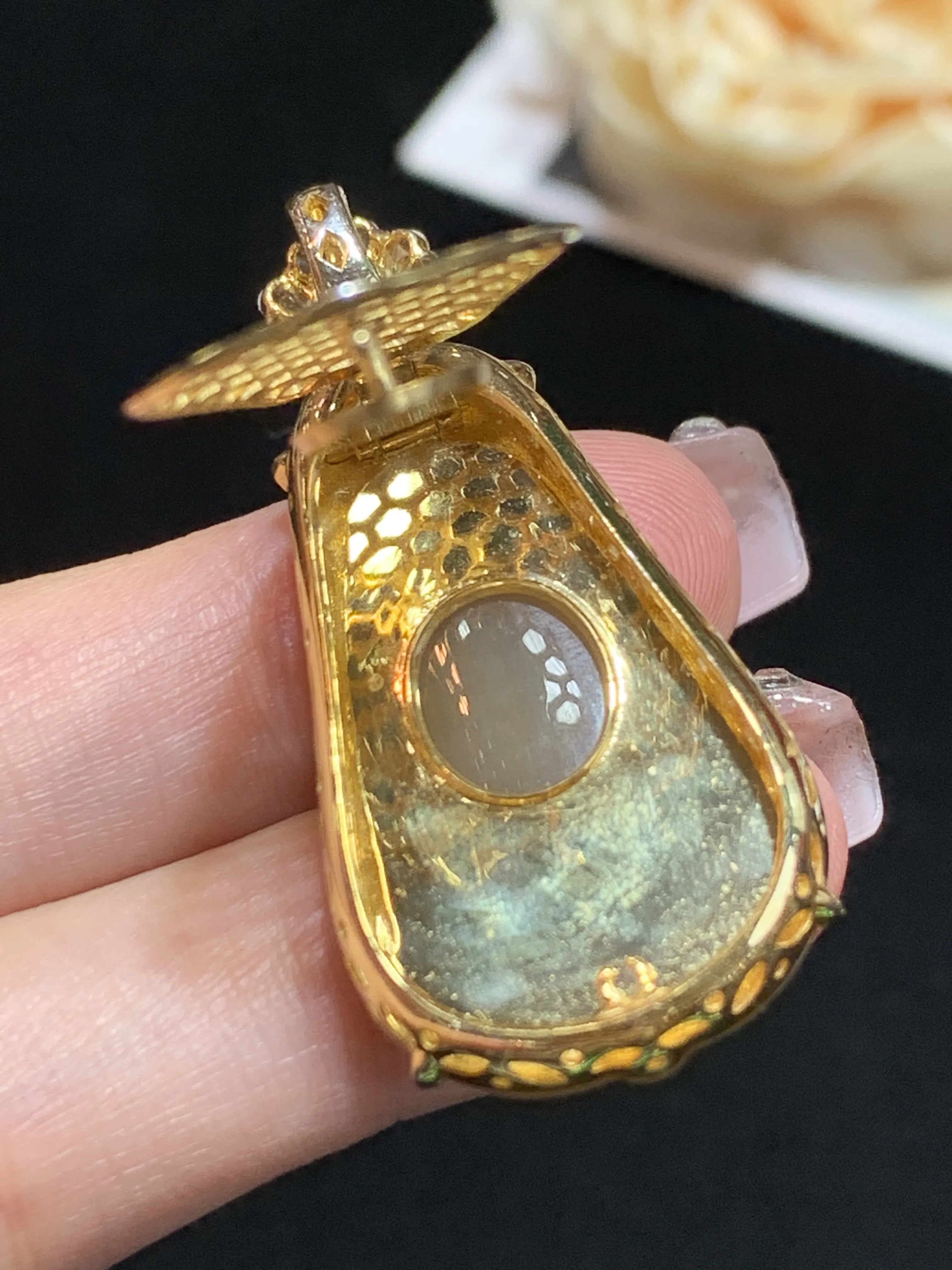 黄翡福瓜吊坠，18k金伴钻，颜色靓丽，水润，佩戴优雅，整体规格：41.2-19.8-8.5