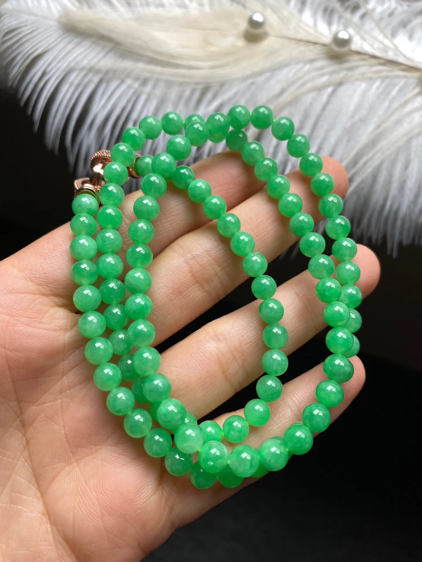 稀有缅甸正阳绿长珠链，种好水润细腻光泽，共100颗珠径5.5-6mm，底子干净温润，颜色超阳的，上身效果高贵优雅，这是可以收藏和传承的品质，性价比很不错的