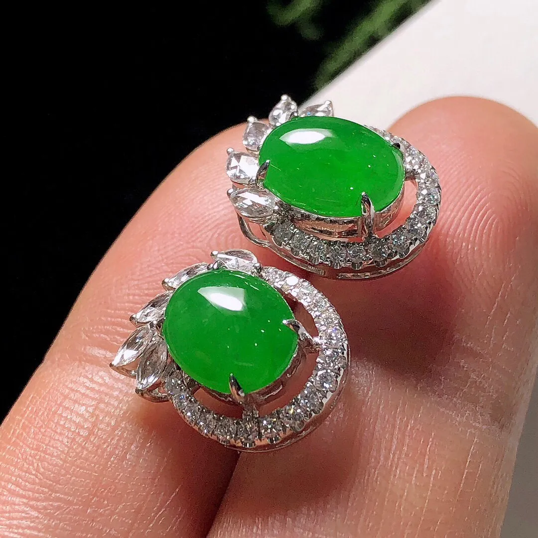 【宝贝】天然翡翠冰润阳绿蛋面耳钉
【尺寸】裸石9.5*7.5*3（㎜）
【描述】冰种，阳绿，玉质温润，颜色迷人，18K金镶嵌，无纹裂