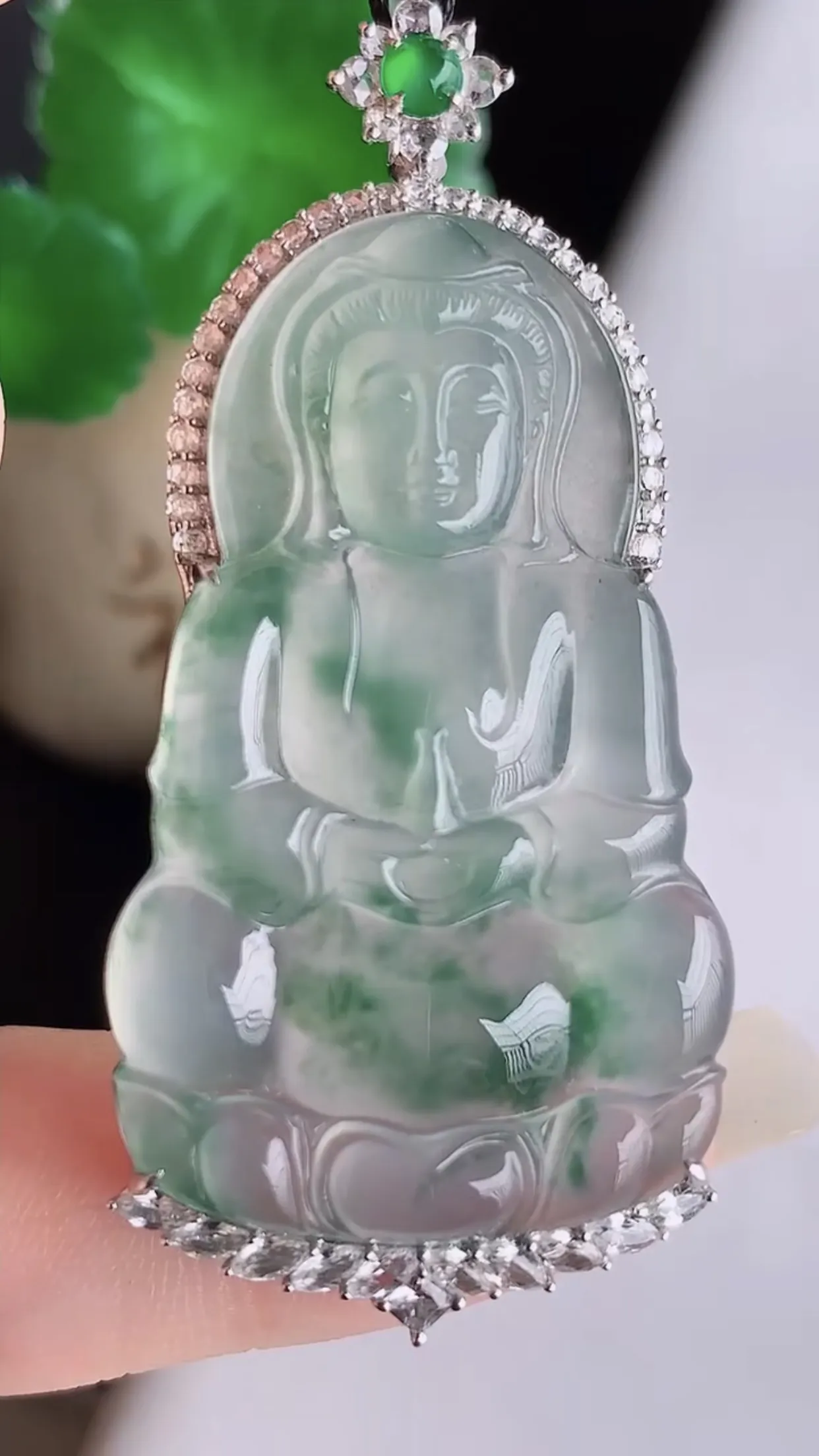 缅甸玉天然翡翠A货 18k金镶嵌 老坑料起胶冰种 飘绿观音菩萨吊坠  尺寸51×23×7.7裸石37.5×23mm  y9.02