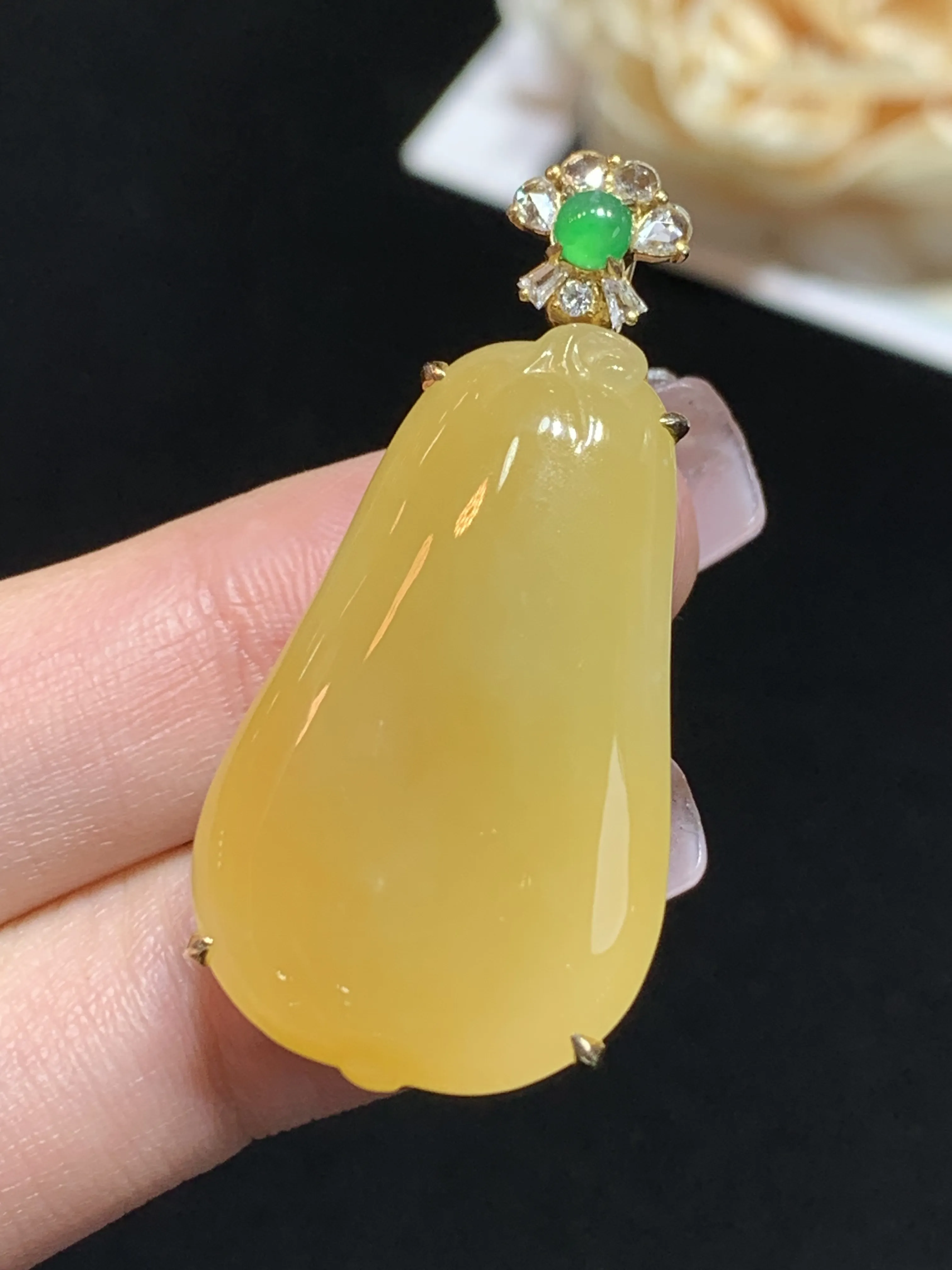 黄翡福瓜吊坠，18k金伴钻，颜色靓丽，水润，佩戴优雅，整体规格：41.2-19.8-8.5