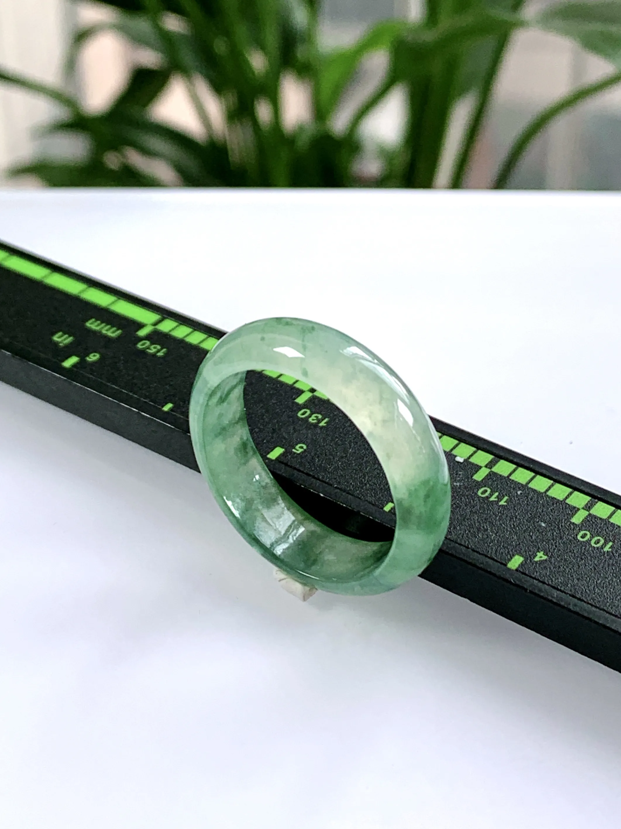 缅甸天然翡翠A货，冰种起胶飘花指环戒指，尺寸：圈口内径20.2mm=24号，宽厚6.2/2.8mm，重量：3.44g