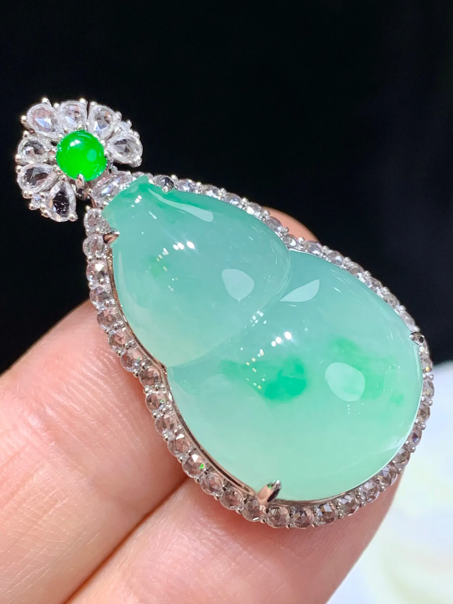 天然翡翠a货，飘绿葫芦吊坠，18k金伴钻镶嵌，细腻玉质，佩戴效果佳