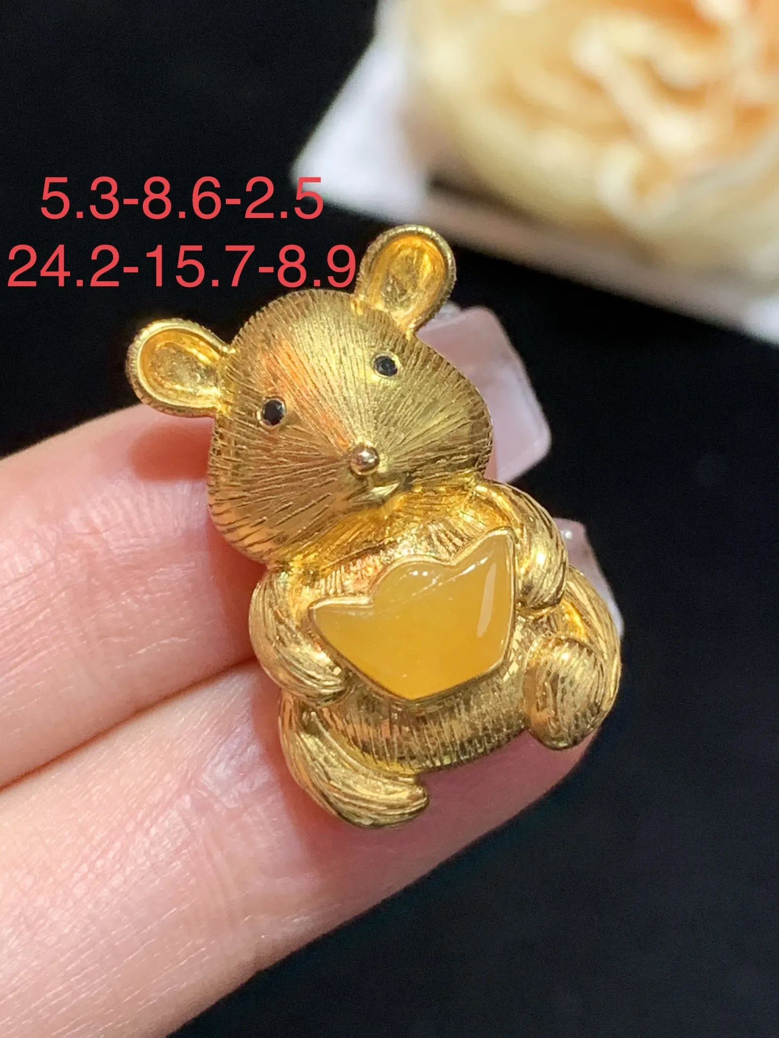 黄翡金元宝设计款“招财鼠”吊坠，18k金镶嵌，颜色靓丽，招财进宝，整体规格：24.2-15.7-8.9