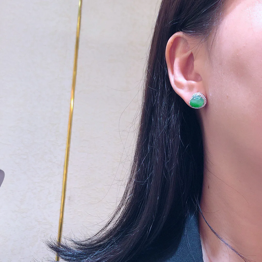 翡翠冰飘绿天鹅耳钉 雕工精细 颜色鲜艳 飘绿惹眼
