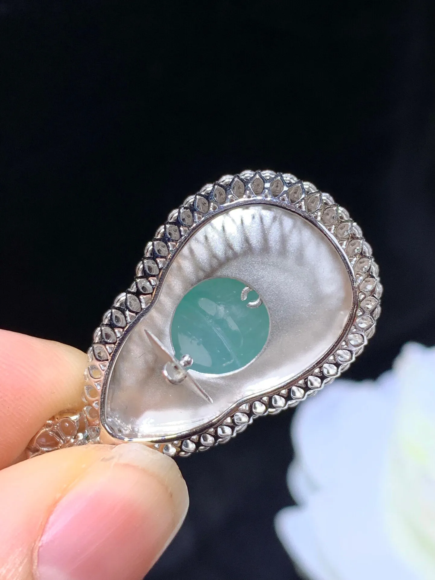 天然翡翠a货，飘绿葫芦吊坠，18k金伴钻镶嵌，细腻玉质，佩戴效果佳