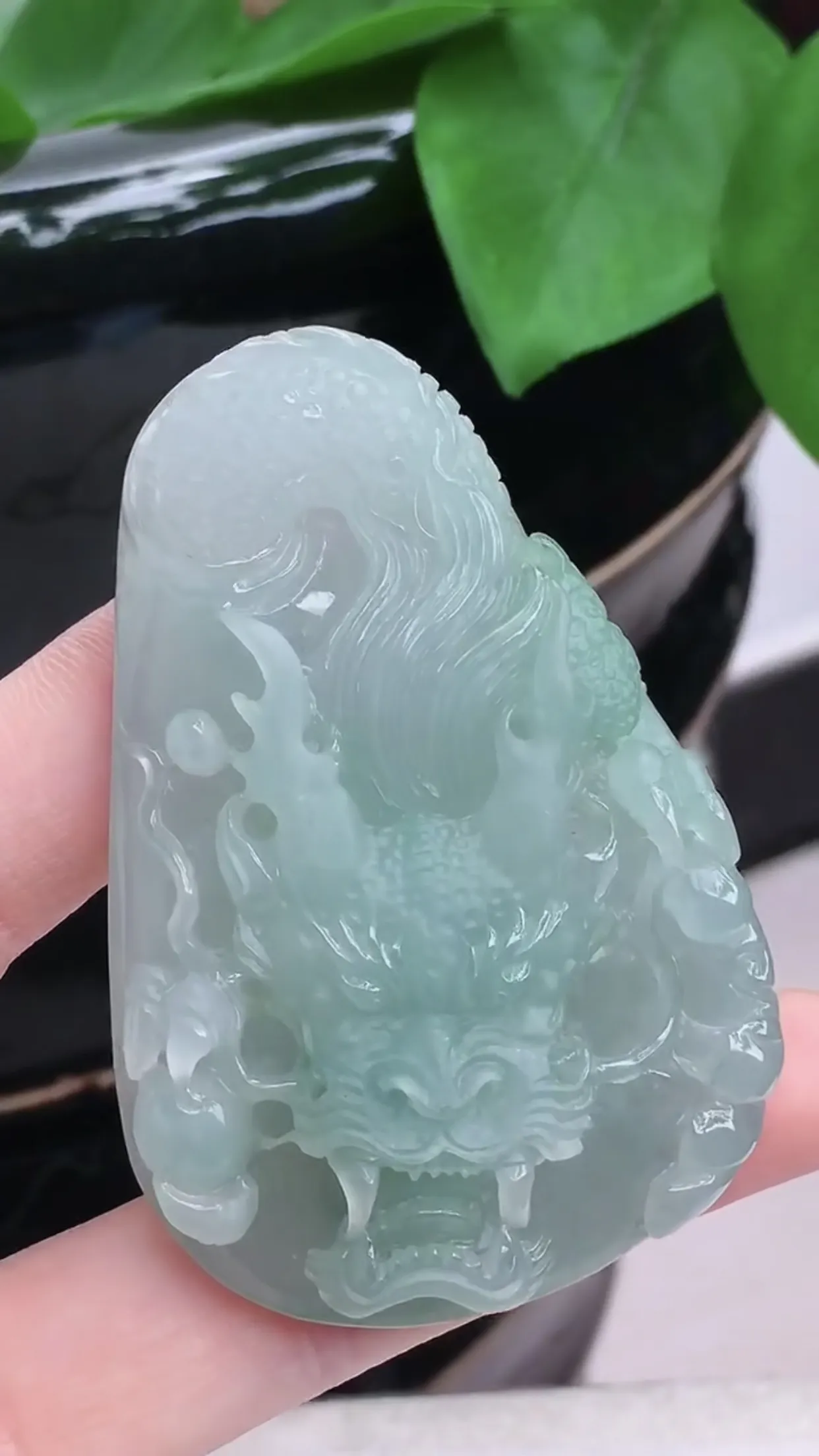 缅甸玉天然翡翠A货 老坑起胶冰润浅绿霸气龙牌吊坠，生肖龙挂件，龙腾盛世，生意兴隆，精雕细琢，大件厚装霸气，送礼佩戴佳品，尺寸：64.7×43.8×11.3mm   y52.04