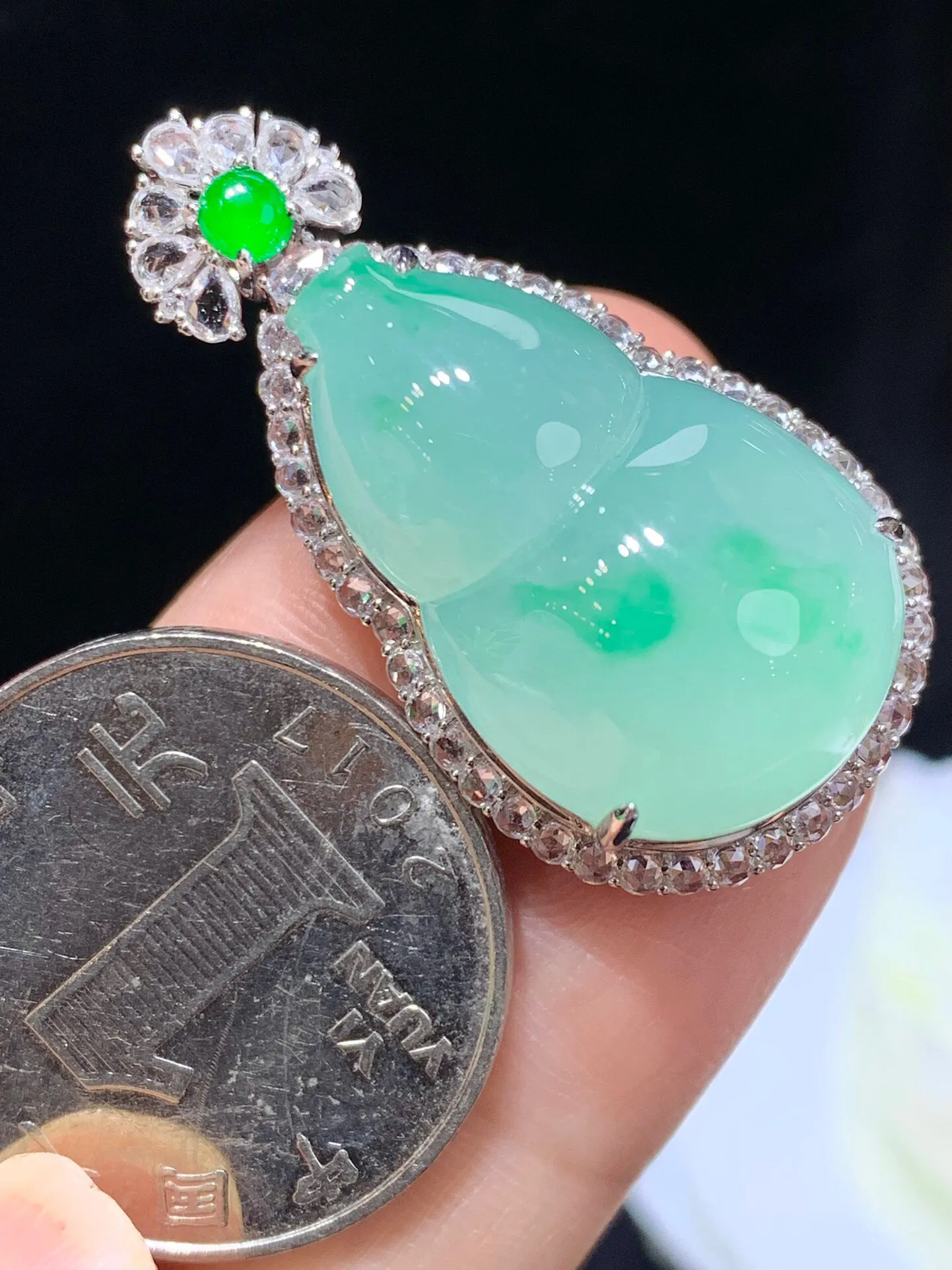 天然翡翠a货，飘绿葫芦吊坠，18k金伴钻镶嵌，细腻玉质，佩戴效果佳