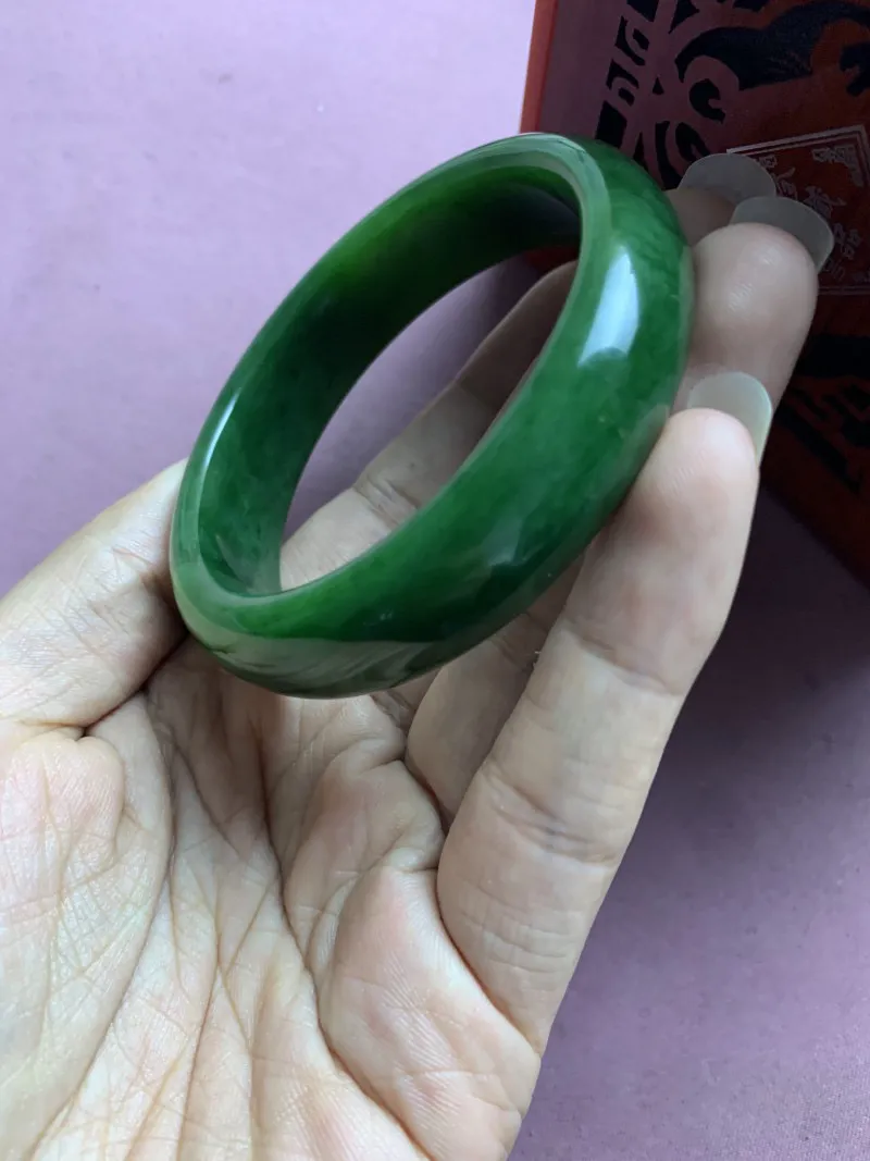 和田玉58圈口碧玉菠菜绿手镯，圈口58宽16.5厚16.3重68.6克！满绿色，玉质细腻油润 底色纯净 脂粉好，品质好