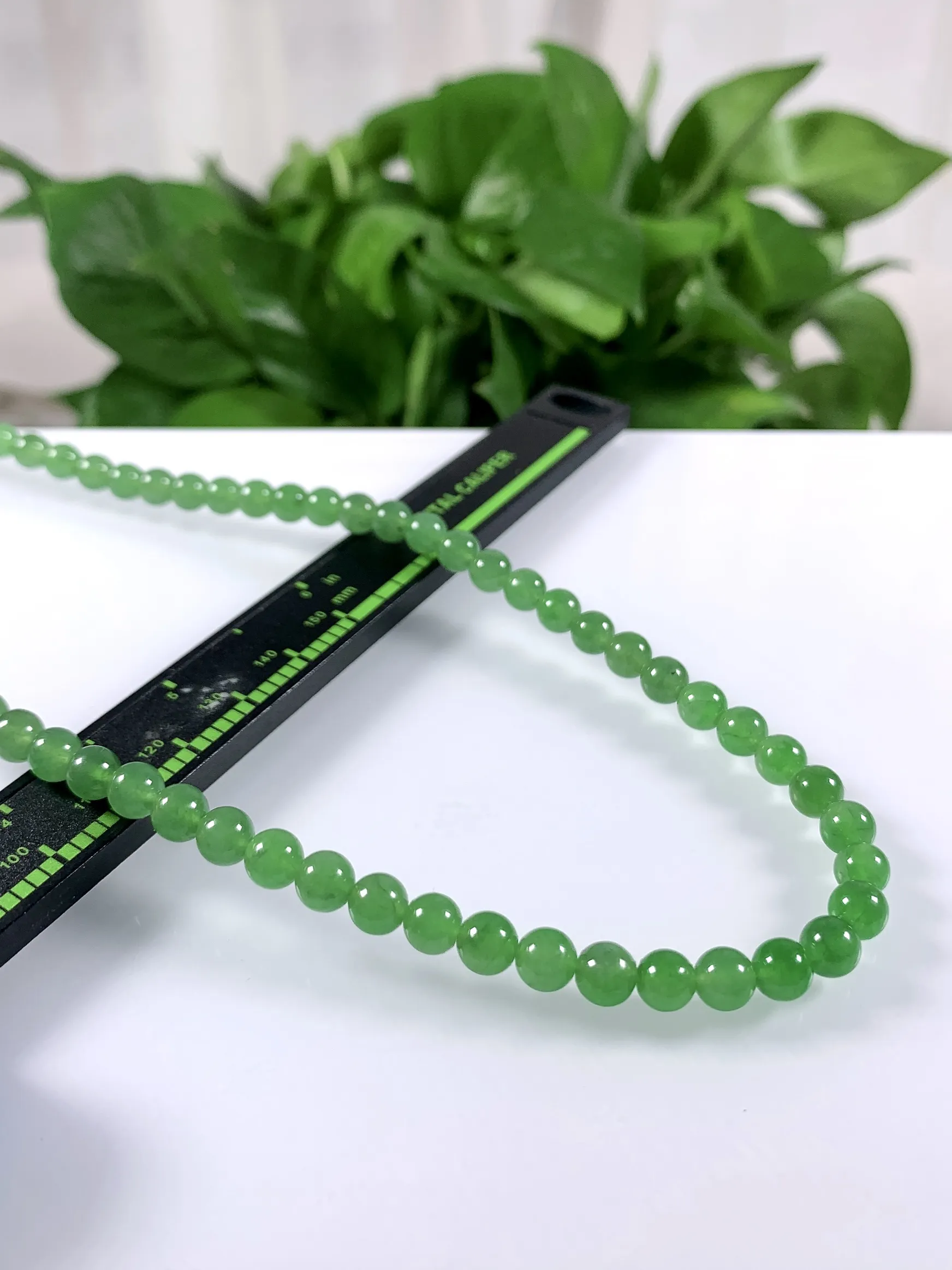 收藏级别，缅甸天然翡翠A货，高冰阳绿冰绿圆珠项链，尺寸：6.2mm/108颗，长度660mm，重量：45.79g