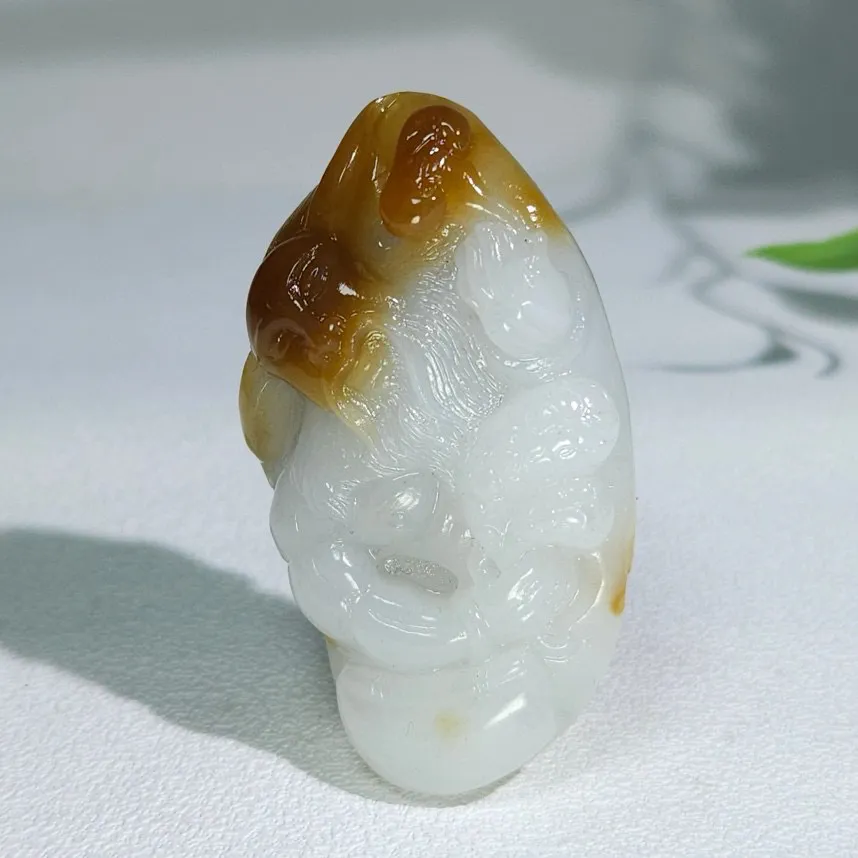 新疆且末糖挂件  尺寸60/36/22重66克  糖色红润  玉质细腻油润   手推出油   品相大气