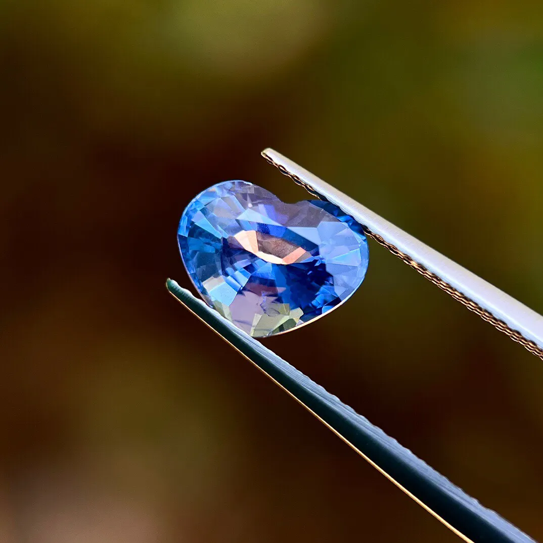 3.08克拉AIGS天然无烧矢车菊蓝宝石裸石，斯里兰卡，9.75×7.62×5.39mm，火彩好，晶体通透