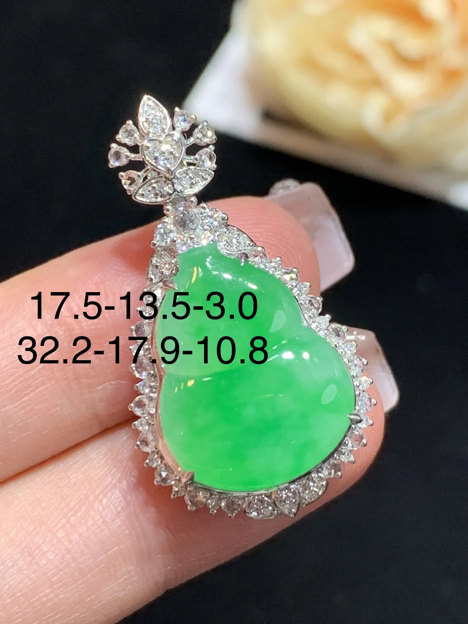 飘绿葫芦吊坠，18k金伴钻，色阳，颜色清爽，水润，整体规格：32.2-17.9-10.8