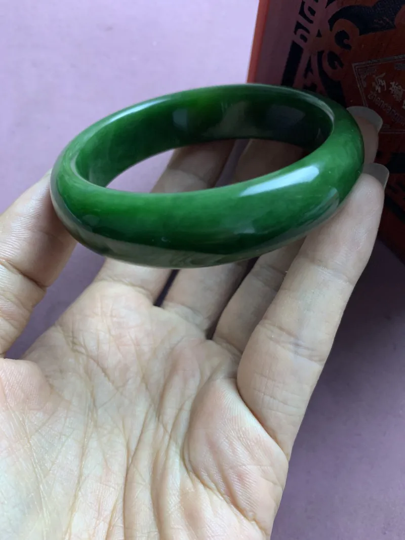 和田玉58圈口碧玉菠菜绿手镯，圈口58宽16.5厚16.3重68.6克！满绿色，玉质细腻油润 底色纯净 脂粉好，品质好