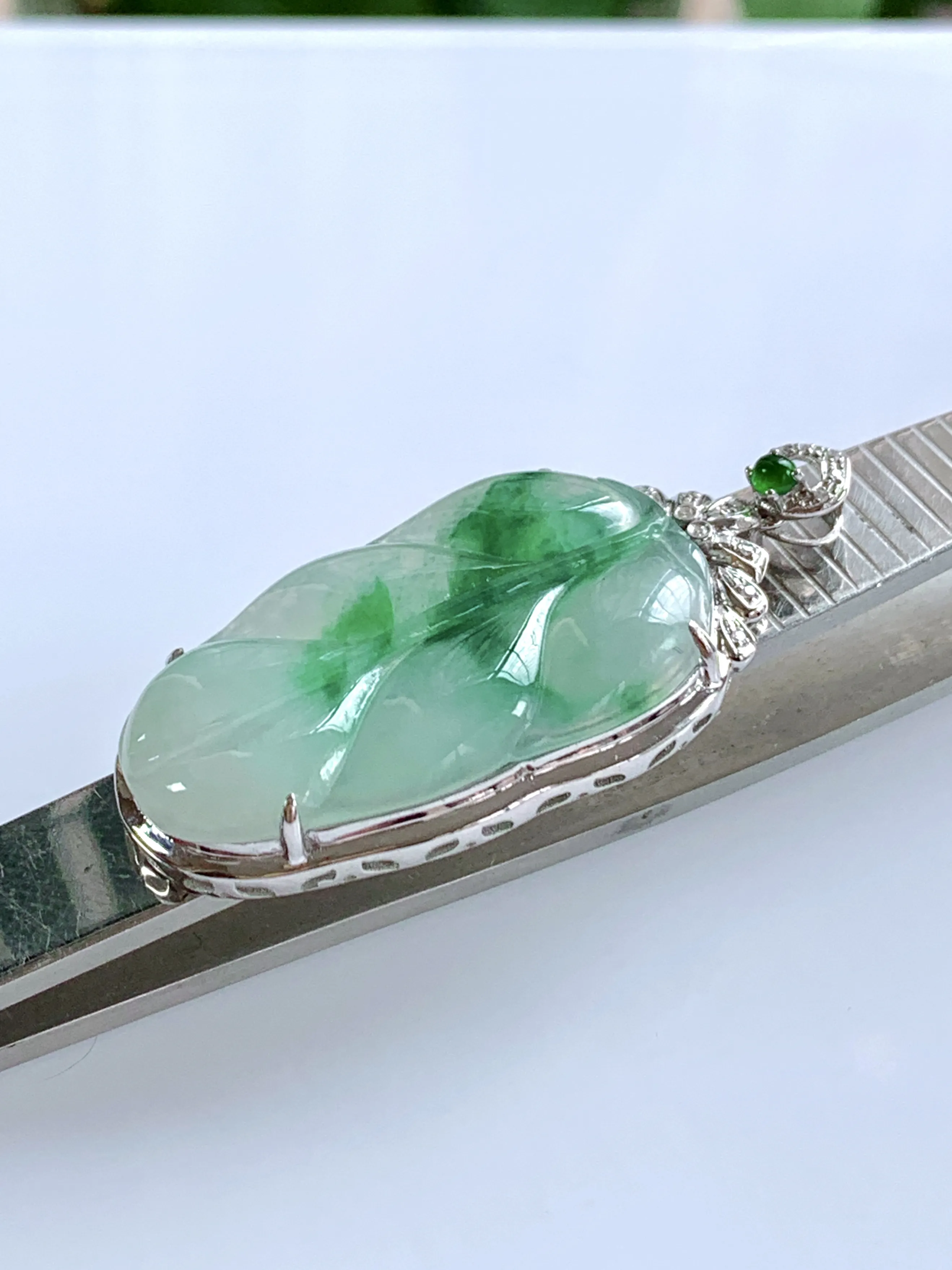 缅甸天然翡翠A货，18K金伴钻镶嵌冰种起胶飘绿金枝玉叶吊坠挂件，尺寸：整体41.6/19.6/6.3mm，祼石30.2/17.6mm重量：4.32g