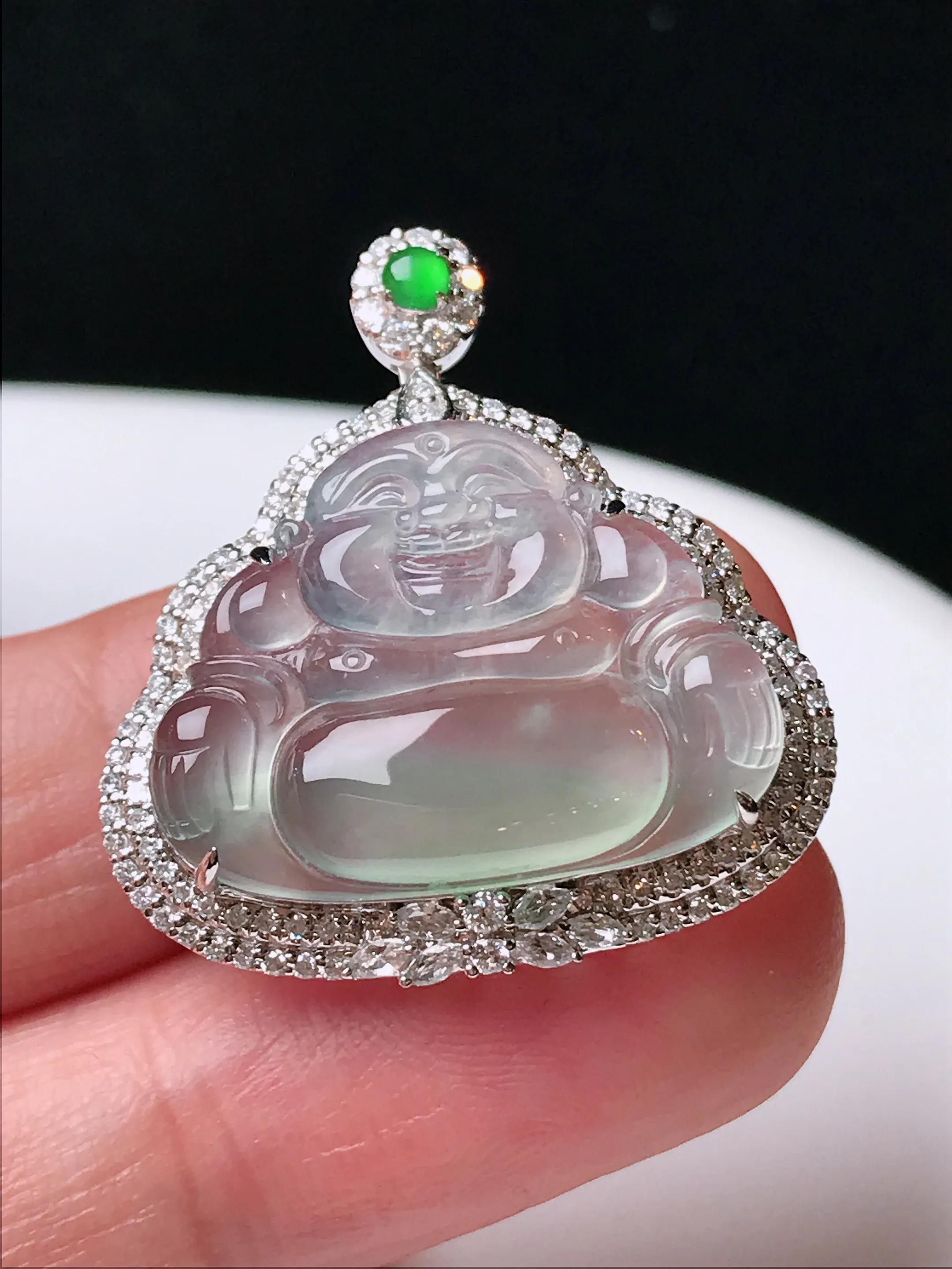严选推荐 佛公，老坑高冰种飘花佛公挂件，18k金钻镶嵌，雕工精细，线条流畅，品相出众。种水很好，盈润通透，晶体结构致密，起强玻璃光泽。颜色清爽干净，色泽纯正，美感十足。收藏传承级佳品，高性价比，值得入手，裸石尺寸约16.9-22.7毫米（背面一刀切）