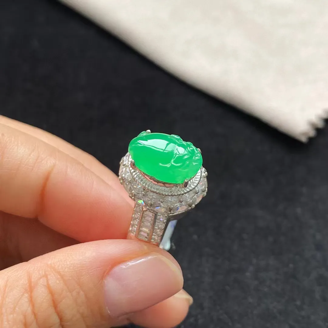 ️阳绿貔貅戒面 铜托  颜色翠绿 水润细腻 招财进宝 镶嵌后效果倍增
尺寸：12.5-8.5-4mm