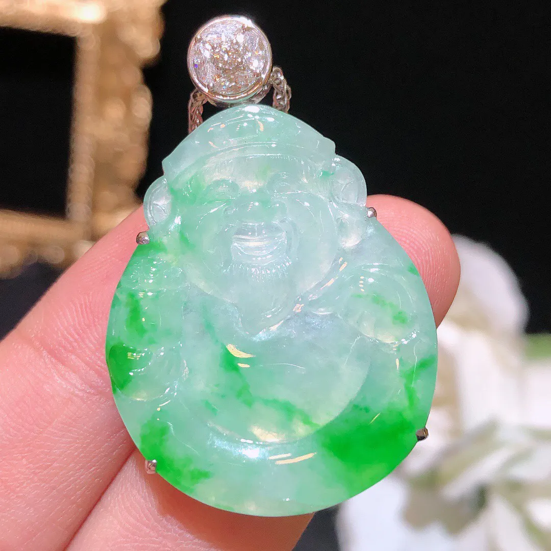 翡翠冰飘绿财神爷吊坠 雕工精细 颜色鲜艳 飘绿惹眼