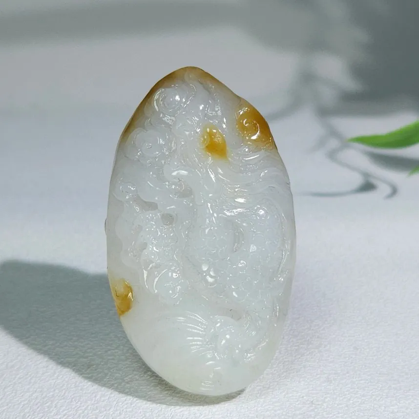 新疆且末糖挂件  尺寸60/36/22重66克  糖色红润  玉质细腻油润   手推出油   品相大气