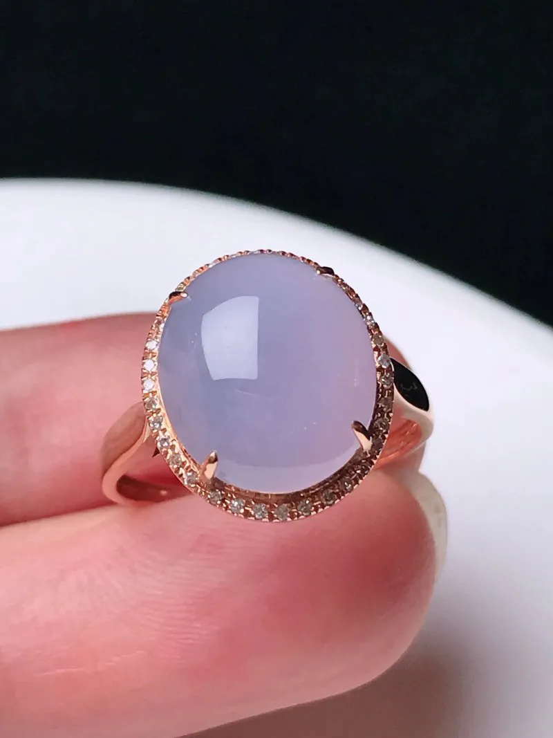 严选推荐戒指，老坑糯种紫罗兰蛋面戒指，18k金钻镶嵌而成，底子细腻，品相佳，佩戴效果出众，尽显