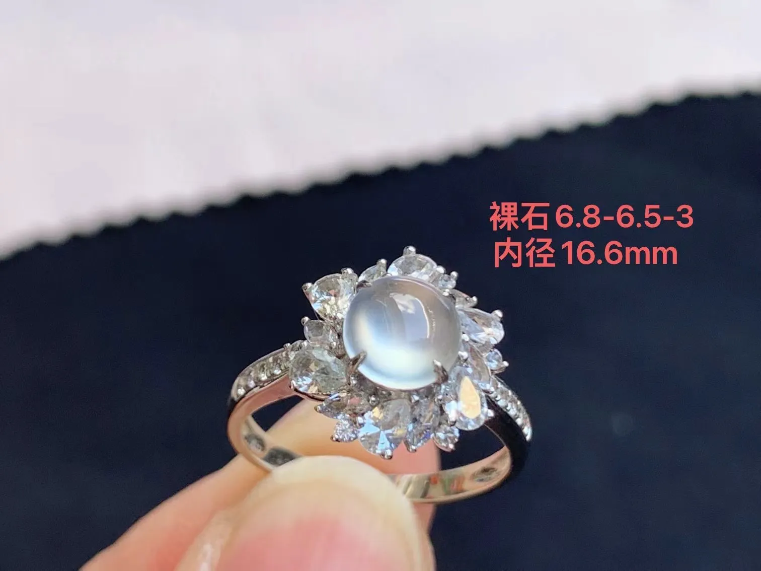 玻璃种荧光女戒
 
18k金伴钻  裸石6.8-6.5-3mm