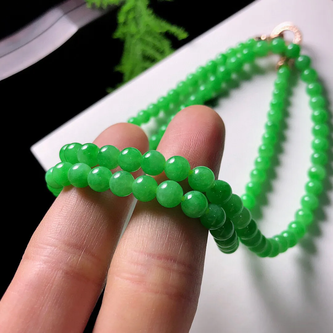 【宝贝】天然翡翠冰润阳绿圆珠项链
【尺寸】裸石4.7-5.7（㎜）
【描述】冰糯种，阳绿，玉质温润，颜色迷人，个别轻纹