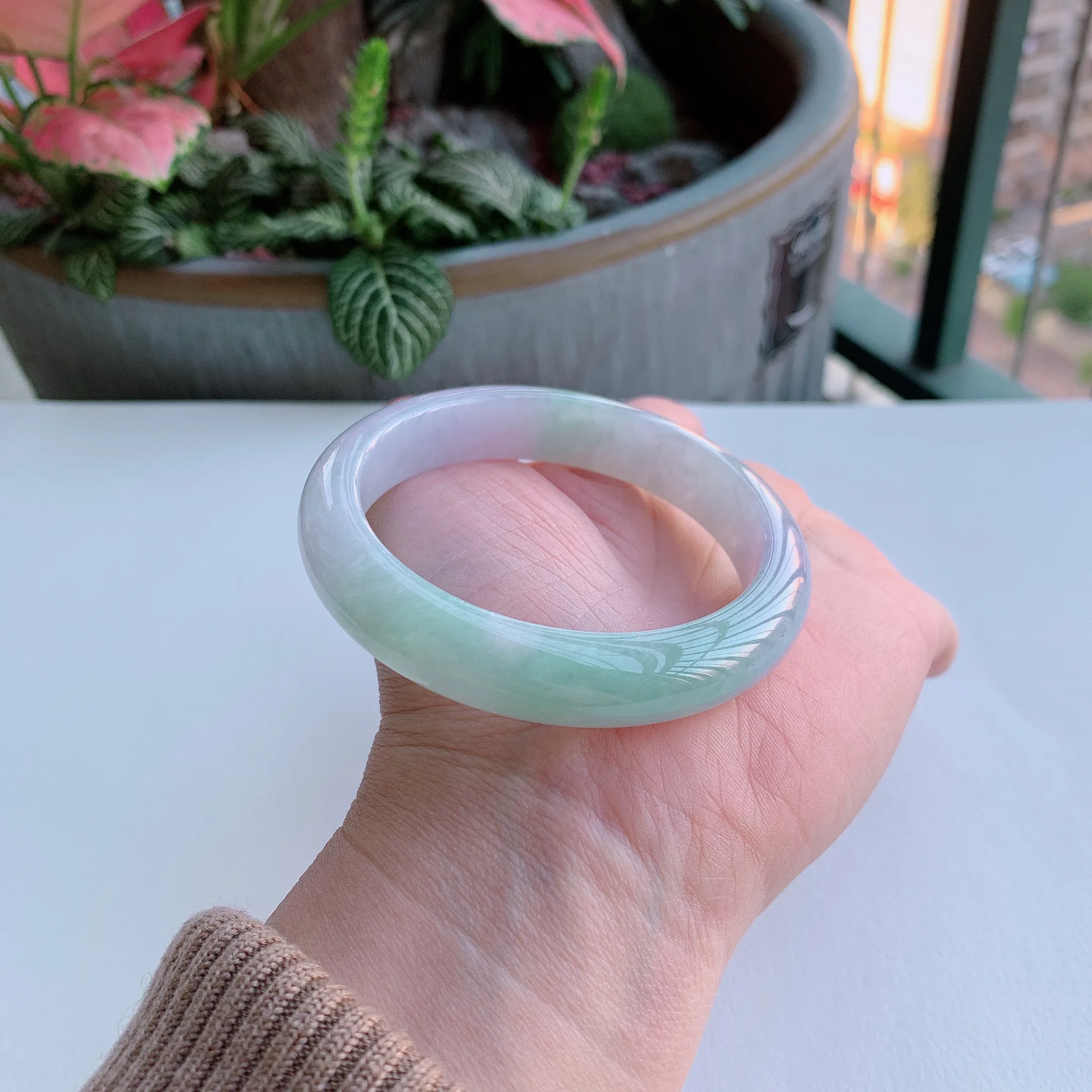 推荐款老坑种水润飘花手镯 条形优雅 靓丽秀气 高贵端庄 条形漂亮 上手效果更佳 适合55-56圈口，53.94