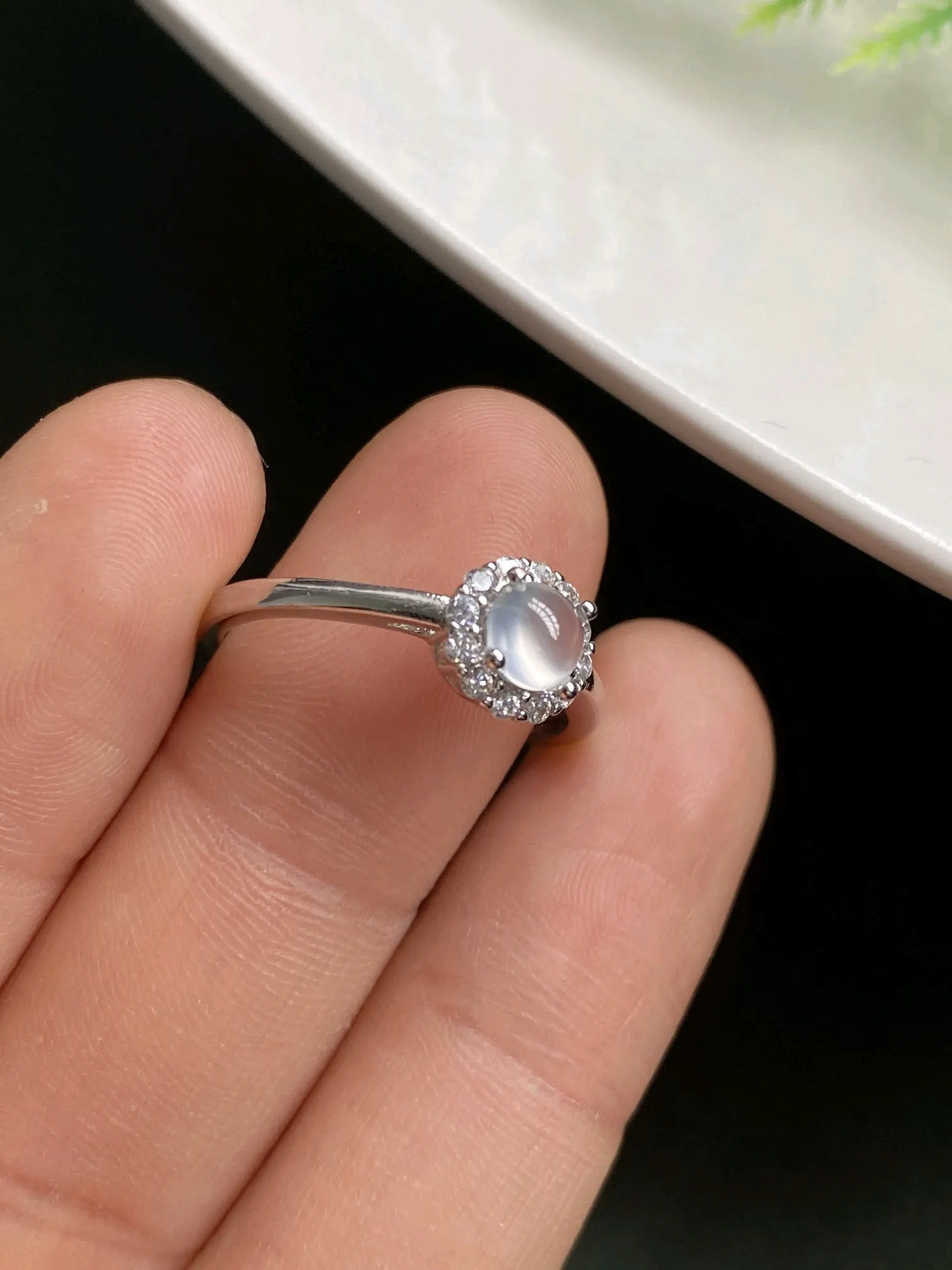 玻璃种翡翠戒指，蛋面晶莹水润，冰透起光，无任何瑕疵，戒圈可调节，裸石约卡5mm
